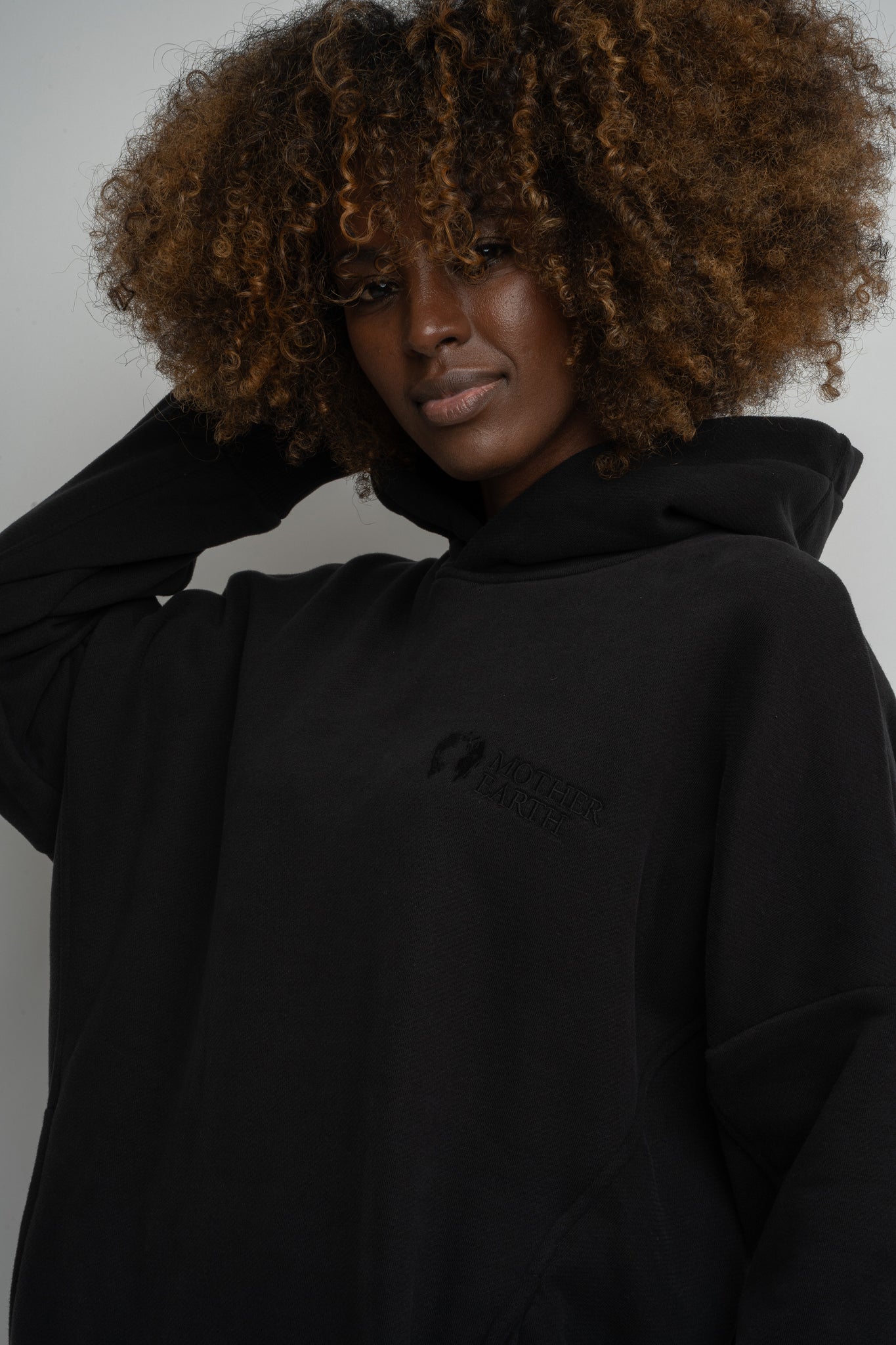 BLUZA OVERSIZE Z KAPTUREM CZARNA- EGERIA