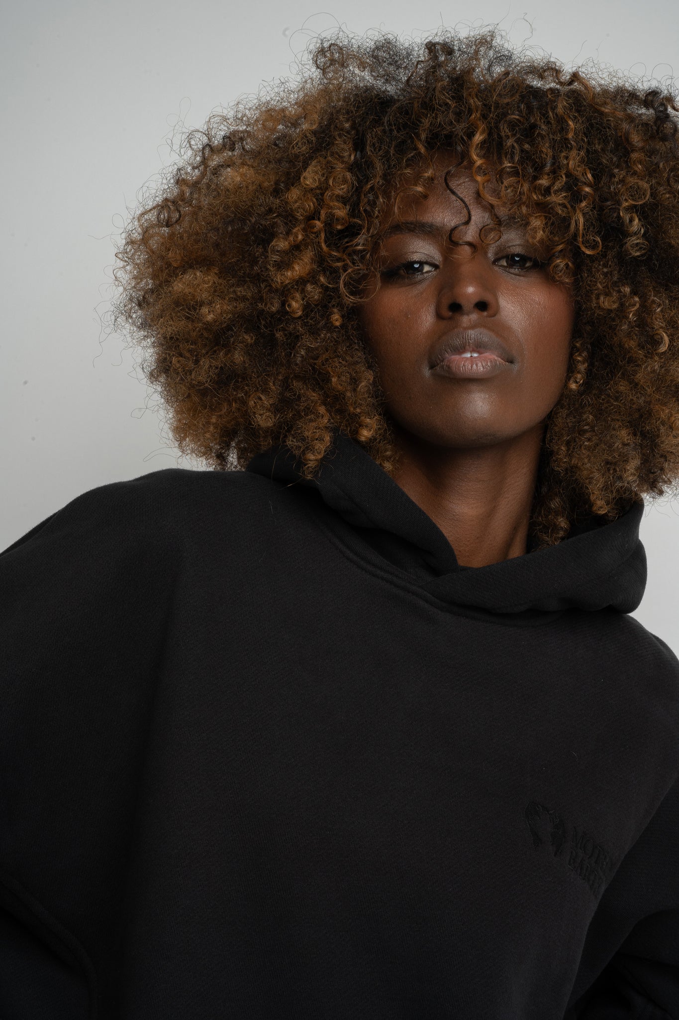 BLUZA OVERSIZE Z KAPTUREM CZARNA- EGERIA