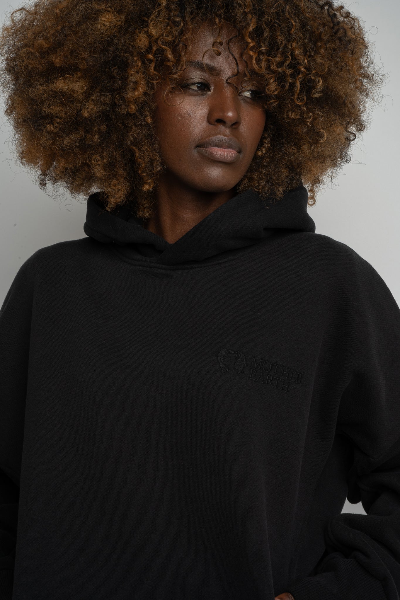 BLUZA OVERSIZE Z KAPTUREM CZARNA- EGERIA