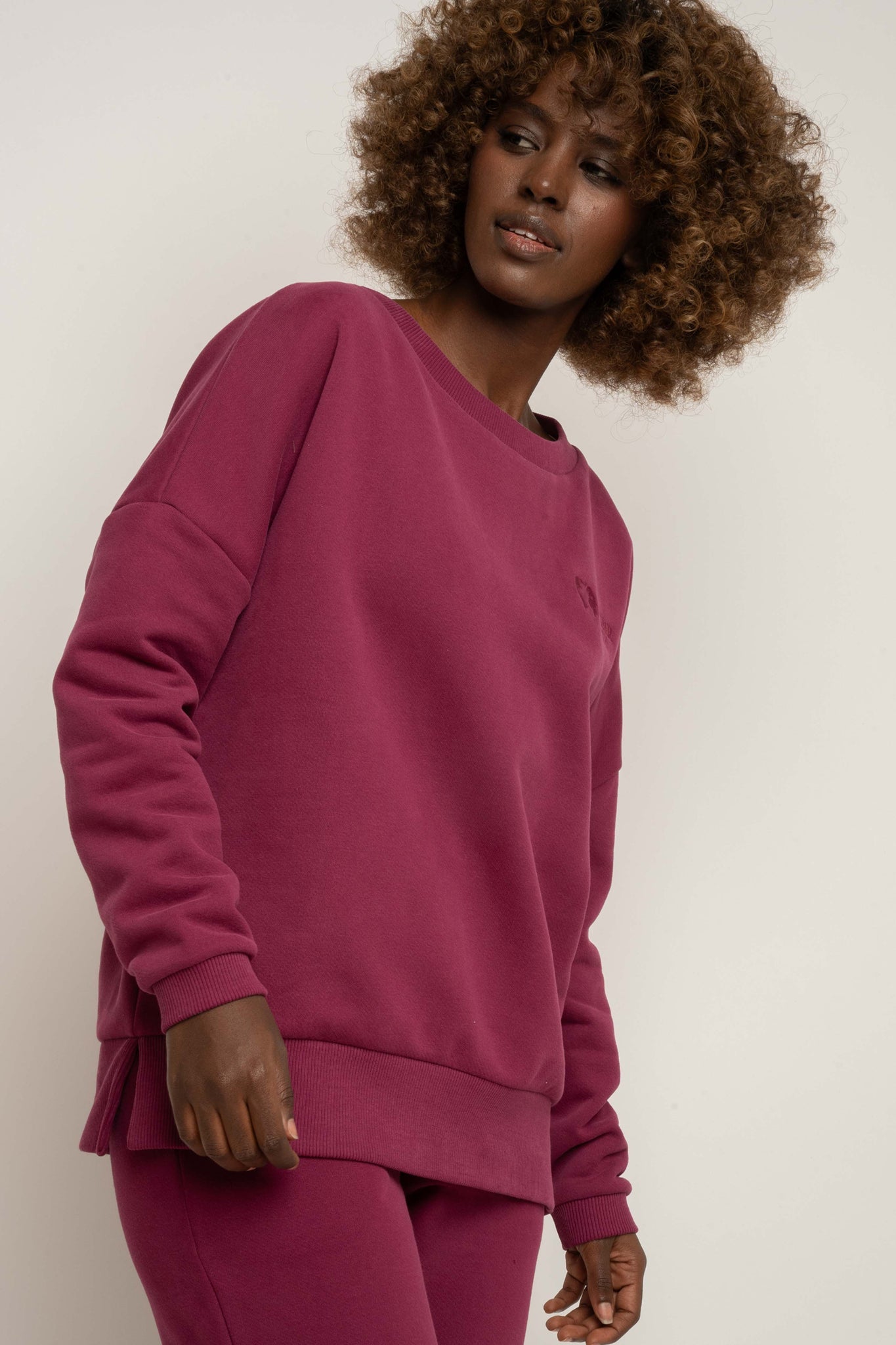 BLUZA OVERSIZE Z SZEROKIM DEKOLTEM BURGUNDOWA - MULL
