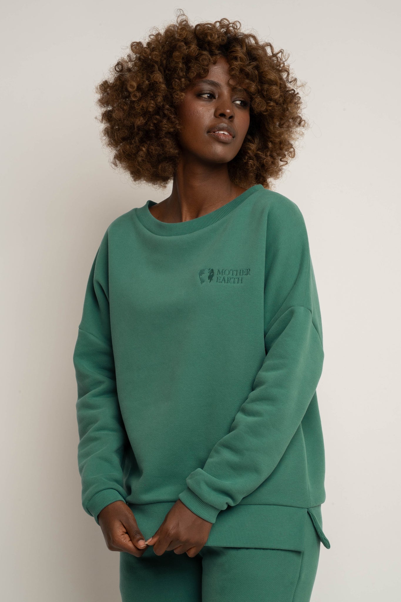 BLUZA OVERSIZE Z SZEROKIM DEKOLTEM ZIELONA - MULL