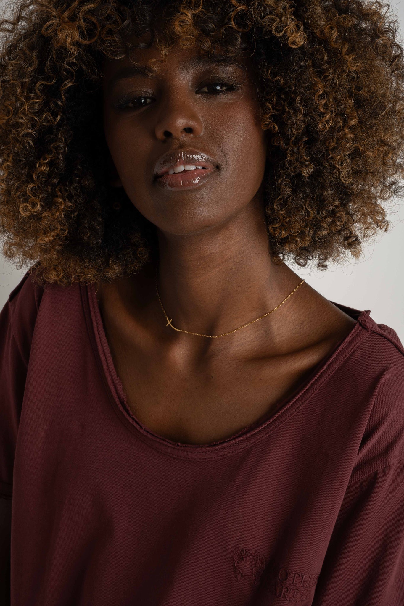 T-SHIRT OVERSIZE Z DELIKATNYM EFEKTEM SPRANIA BORDOWY - NUSA