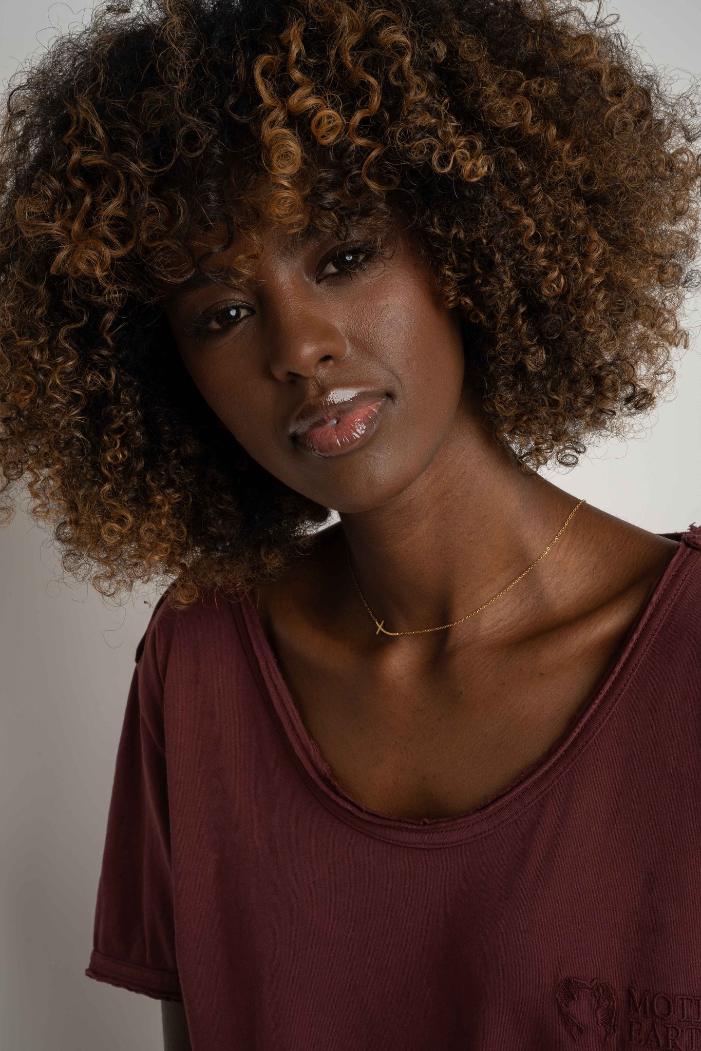 T-SHIRT OVERSIZE Z DELIKATNYM EFEKTEM SPRANIA BORDOWY - NUSA