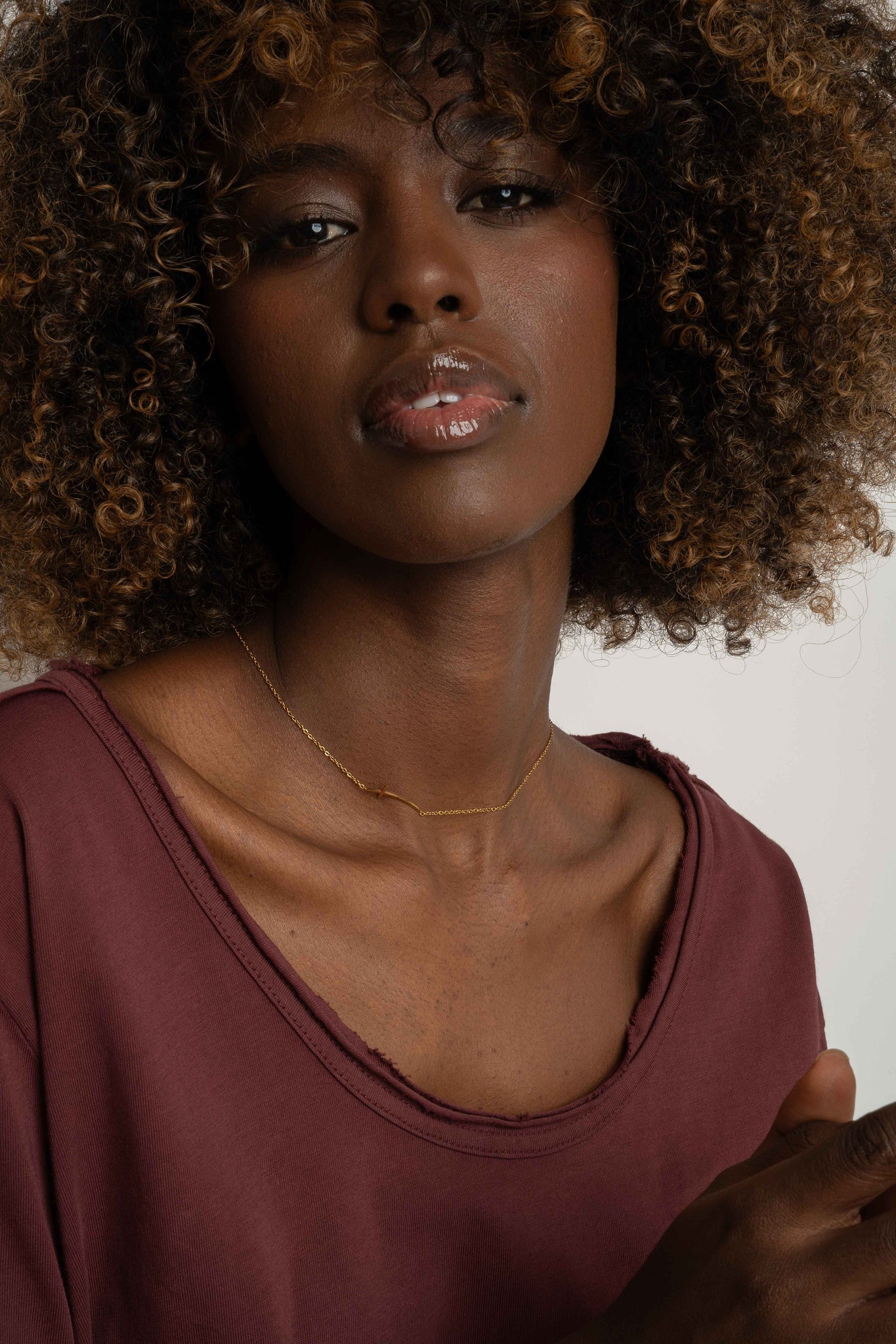 T-SHIRT OVERSIZE Z DELIKATNYM EFEKTEM SPRANIA BORDOWY - NUSA