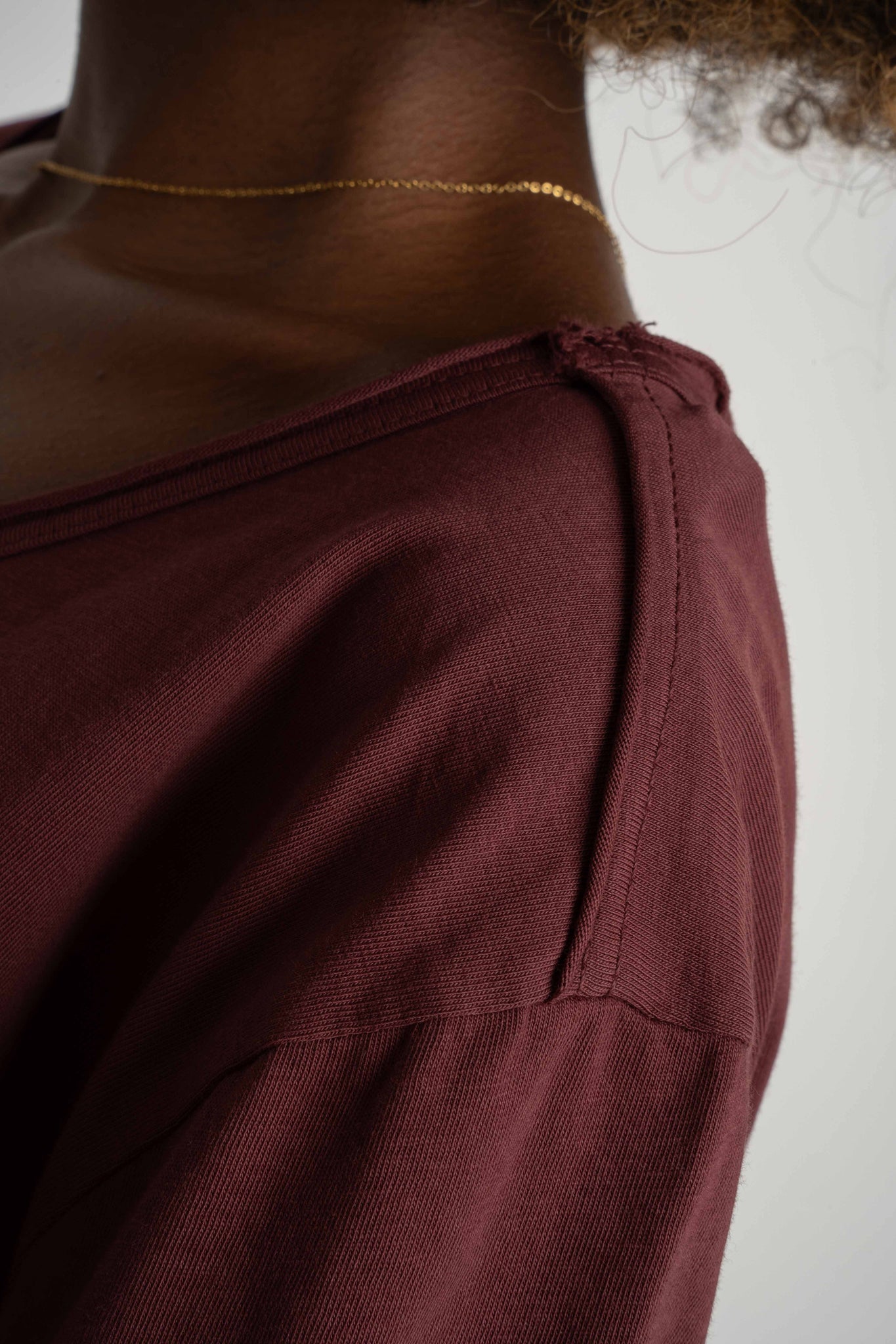 T-SHIRT OVERSIZE Z DELIKATNYM EFEKTEM SPRANIA BORDOWY - NUSA