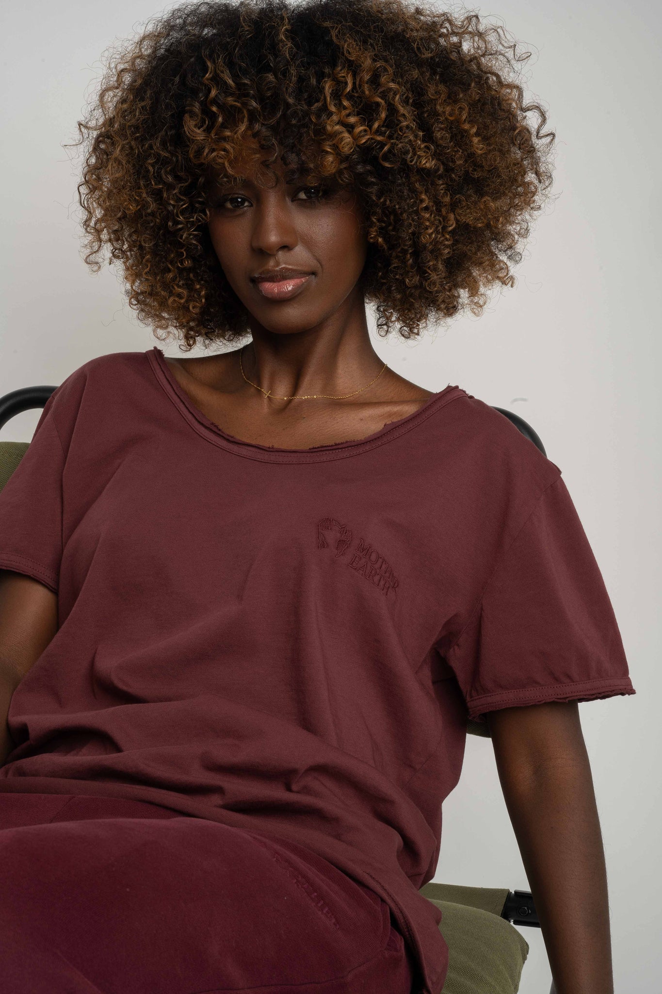 T-SHIRT OVERSIZE Z DELIKATNYM EFEKTEM SPRANIA BORDOWY - NUSA