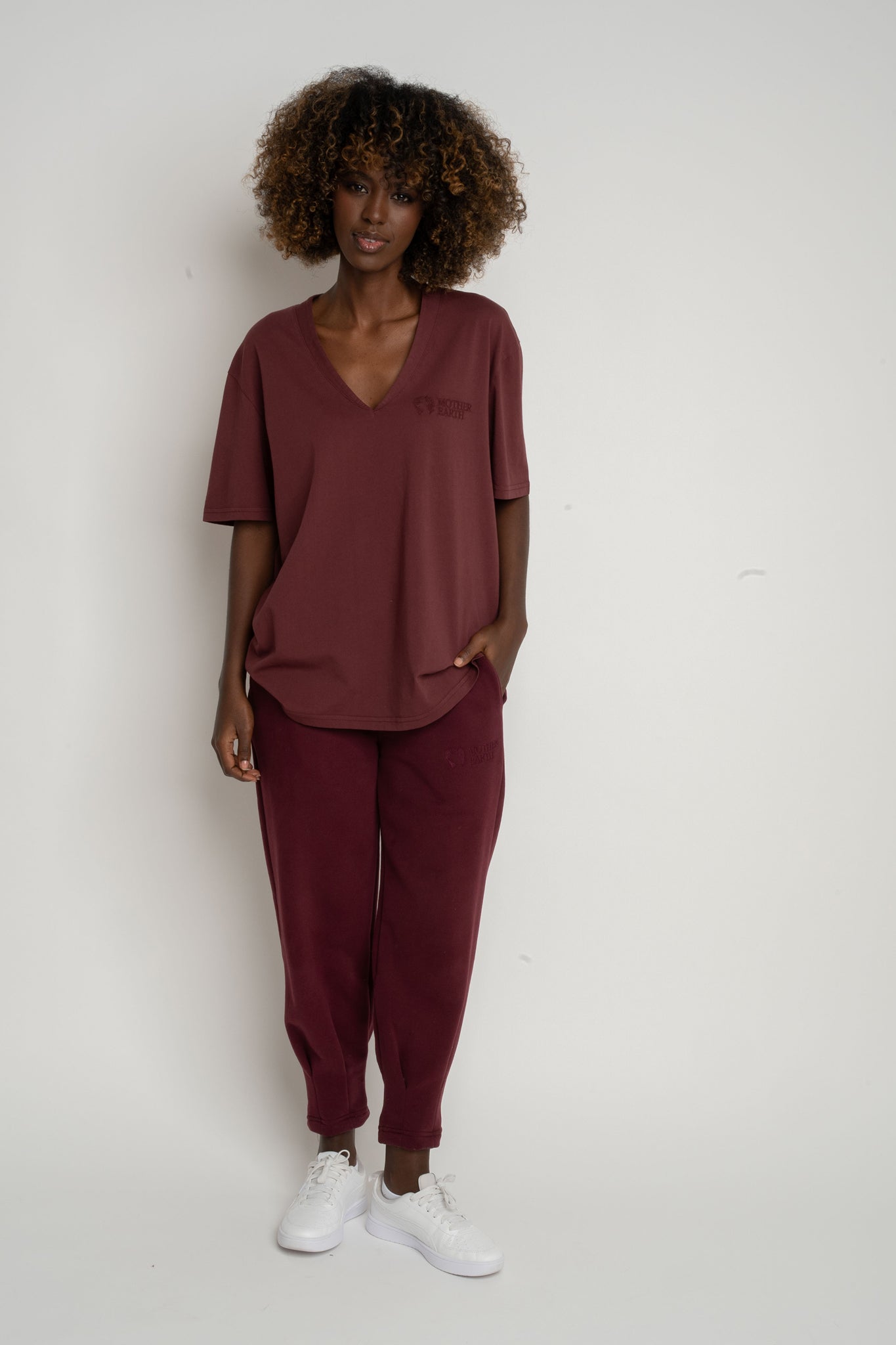 T-SHIRT OVERSIZE Z DELIKATNYM EFEKTEM SPRANIA BORDOWY  - FLORES