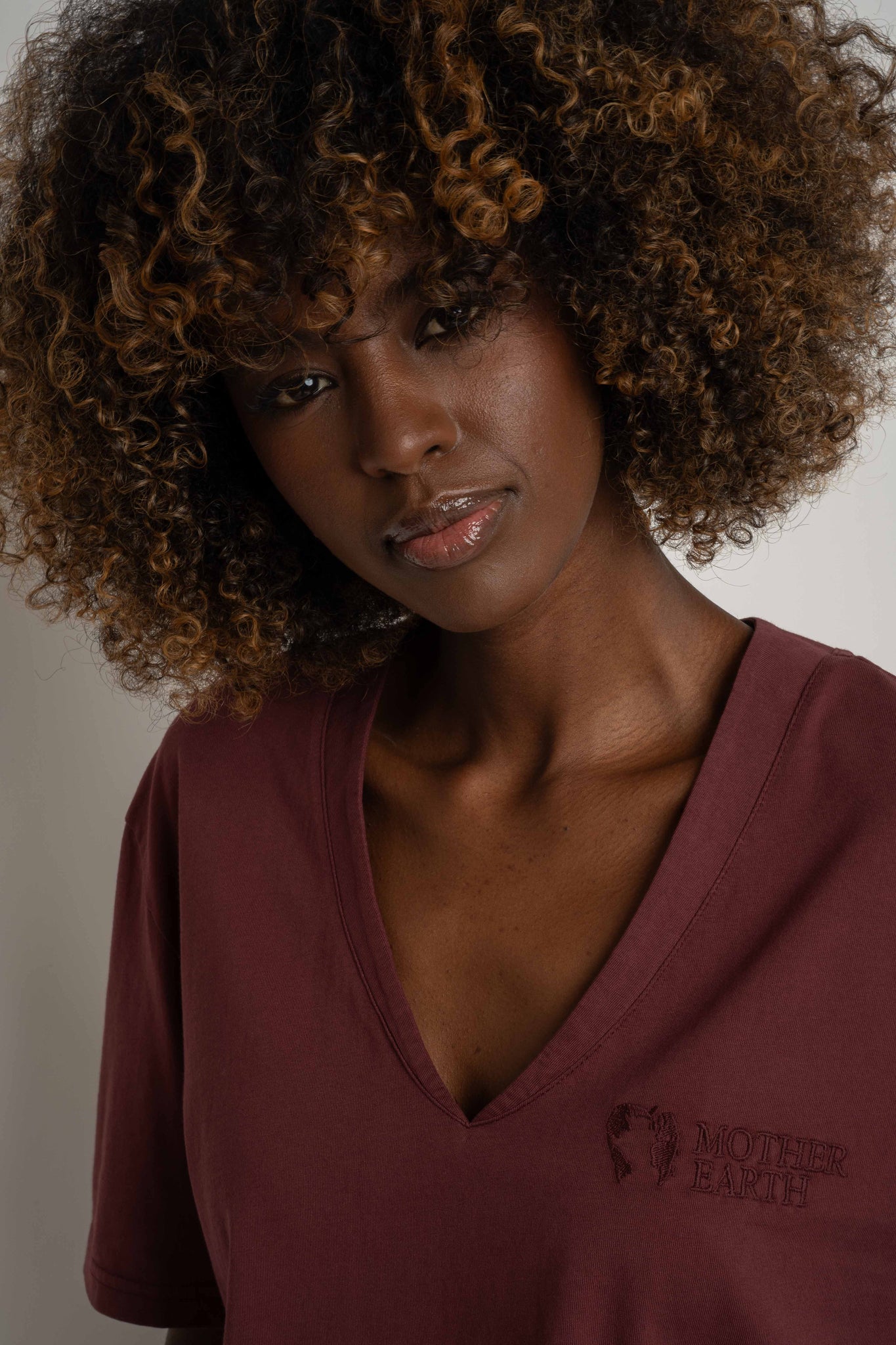 T-SHIRT OVERSIZE Z DELIKATNYM EFEKTEM SPRANIA BORDOWY  - FLORES