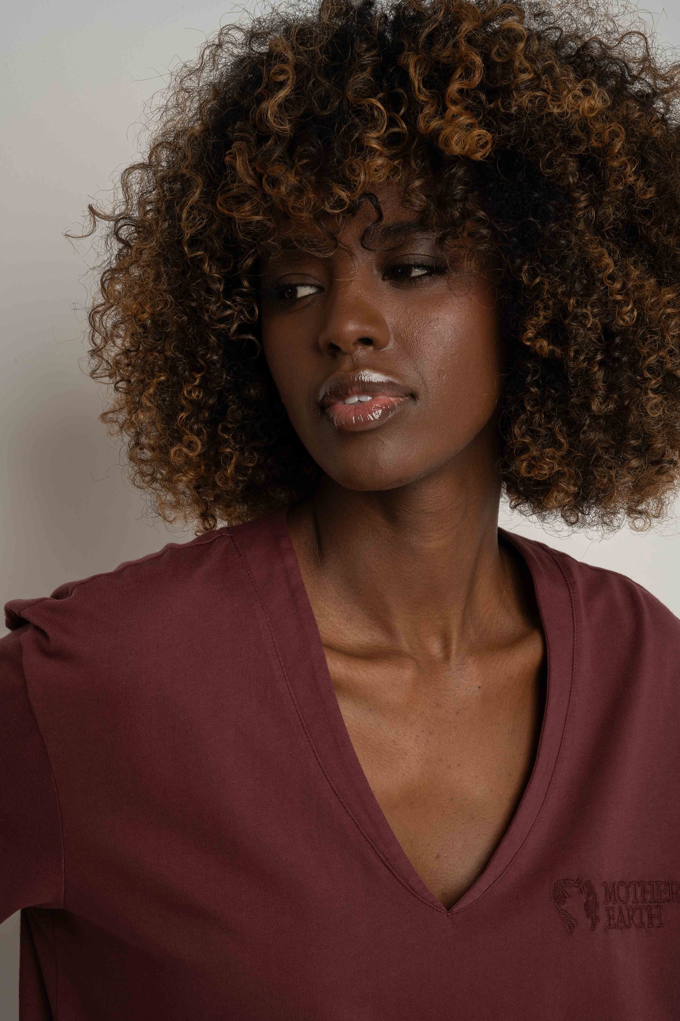 T-SHIRT OVERSIZE Z DELIKATNYM EFEKTEM SPRANIA BORDOWY  - FLORES