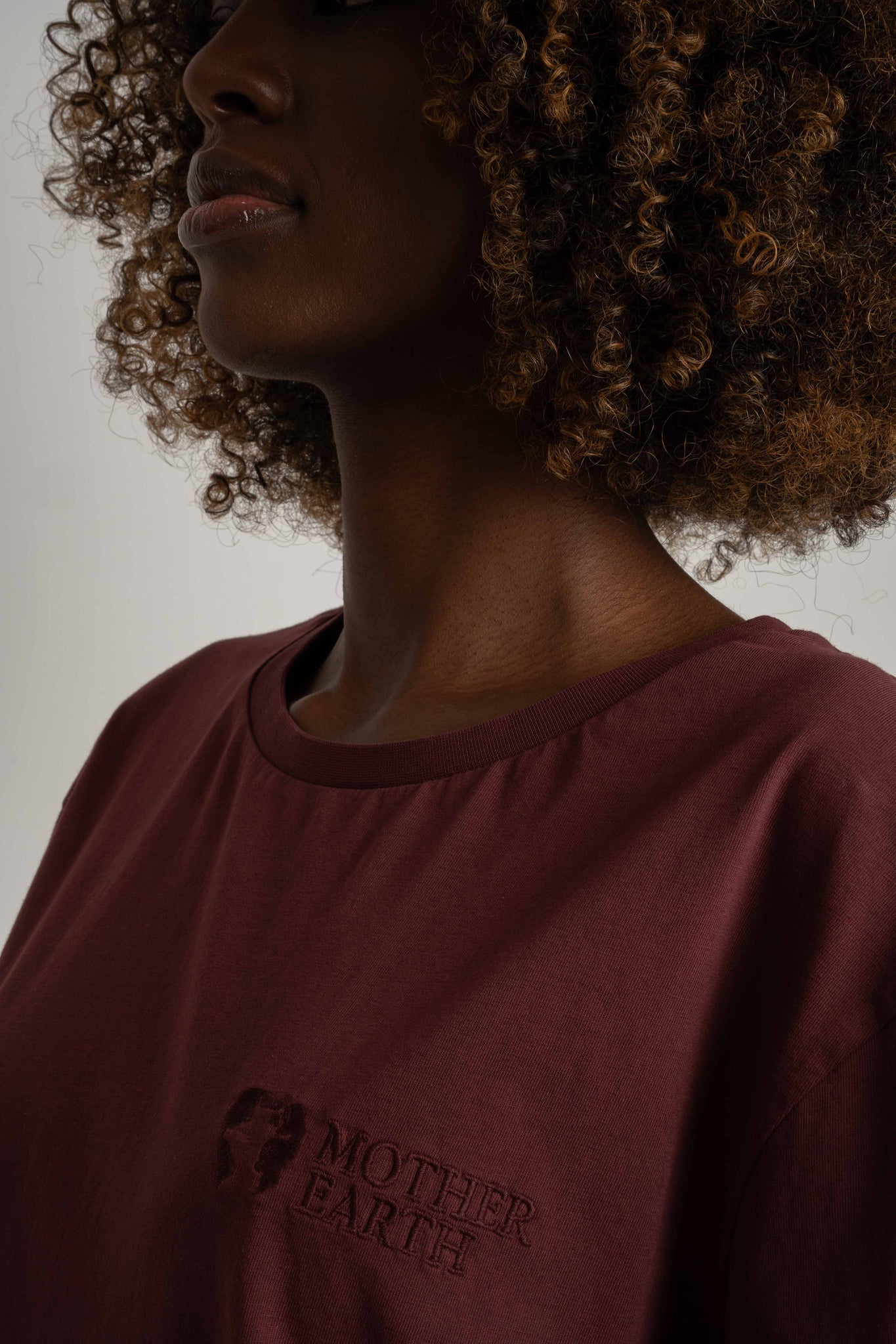 T-SHIRT OVERSIZE Z DELIKATNYM EFEKTEM SPRANIA BORDOWY - OYSTER