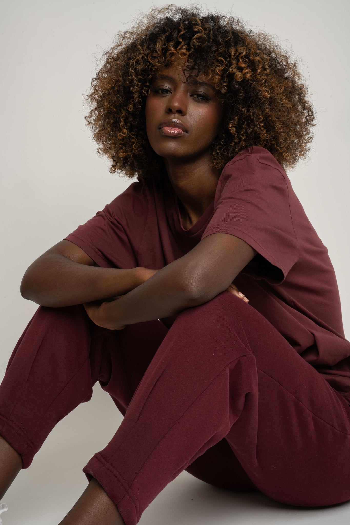 T-SHIRT OVERSIZE Z DELIKATNYM EFEKTEM SPRANIA BORDOWY - OYSTER