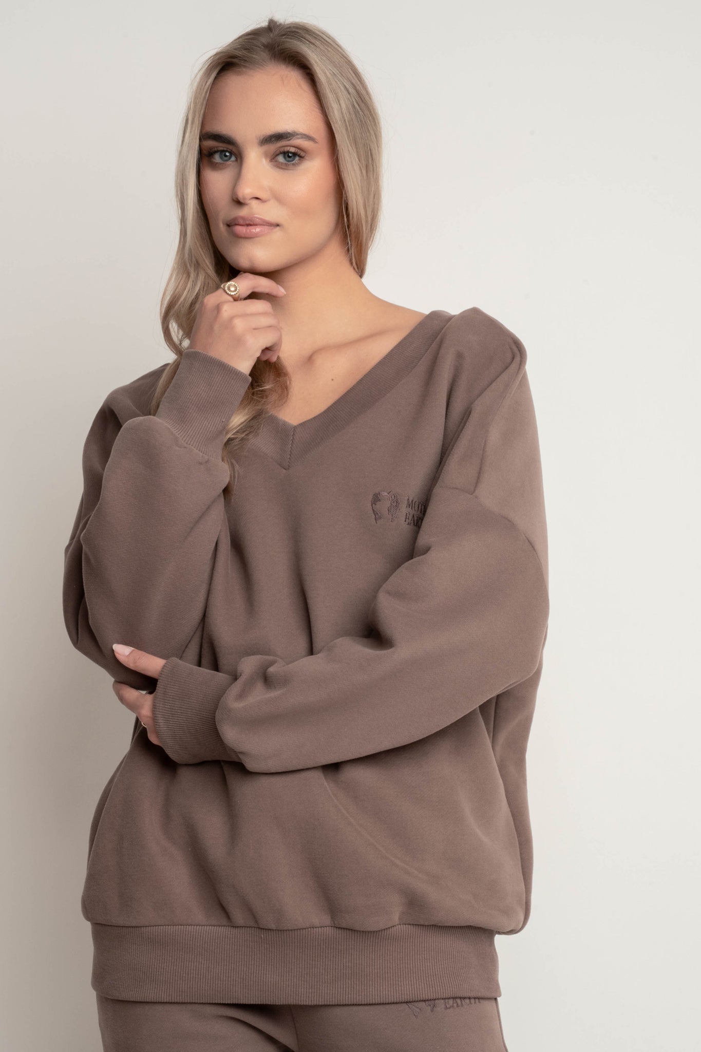 BLUZA Z DEKOLTEM OVERSIZE CAPPUCCINO - BISCOE