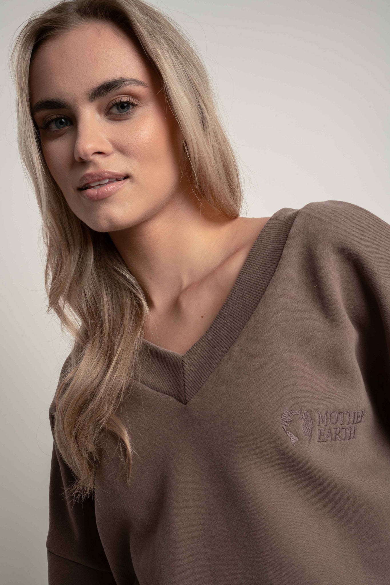 BLUZA Z DEKOLTEM OVERSIZE CAPPUCCINO - BISCOE