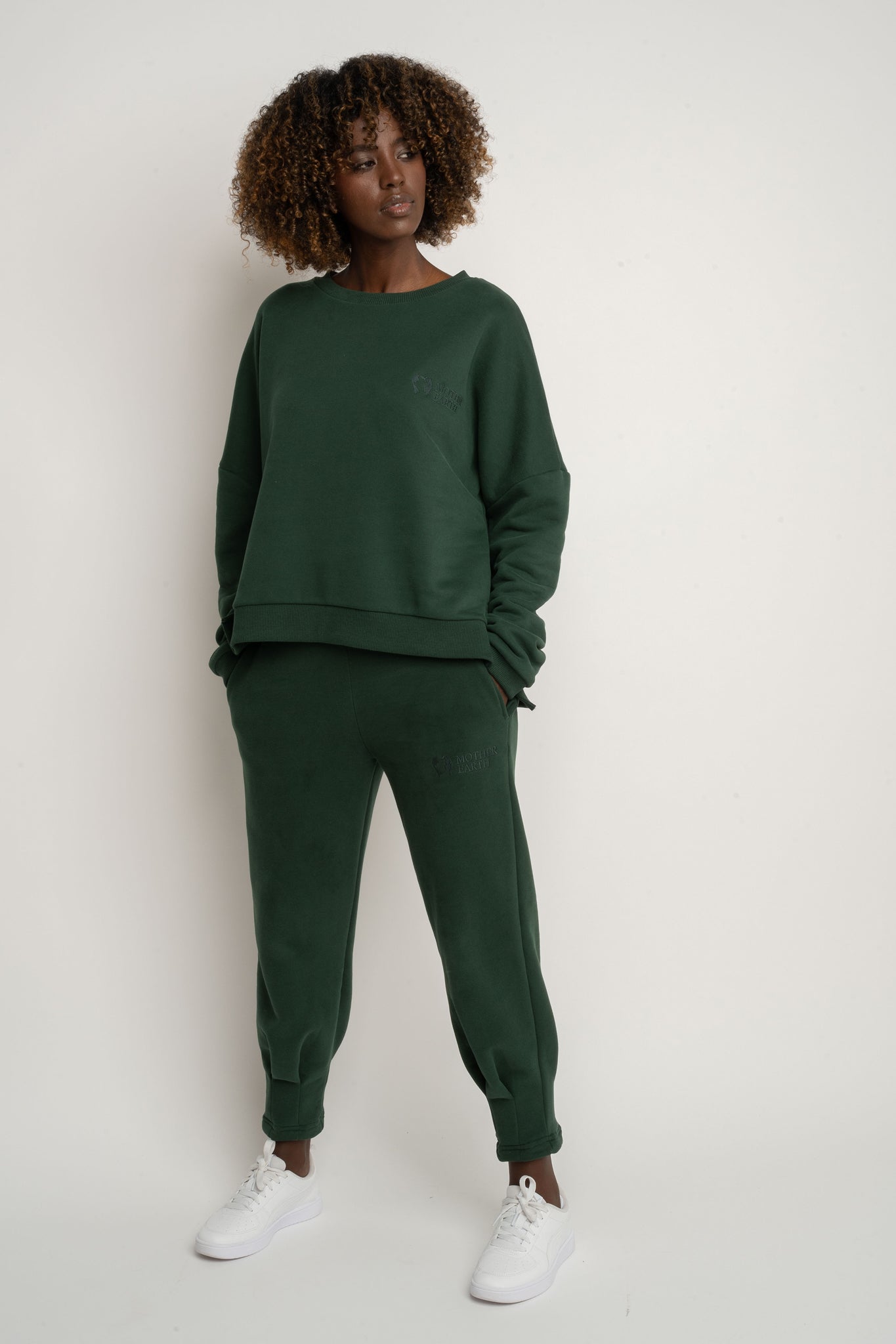 BLUZA O KROJU REGULAR FIT Z DŁUŻSZYM TYŁEM CIEMNOZIELONA - COOK