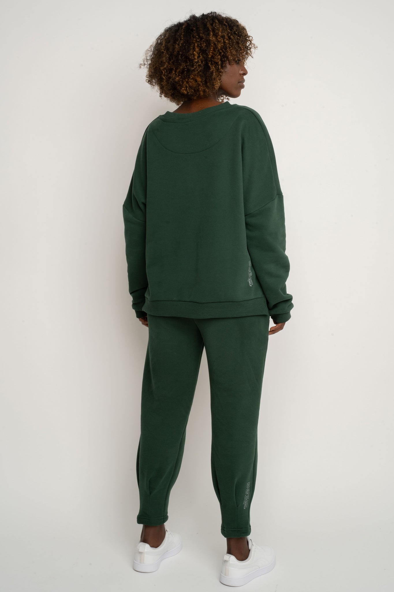 BLUZA O KROJU REGULAR FIT Z DŁUŻSZYM TYŁEM CIEMNOZIELONA - COOK