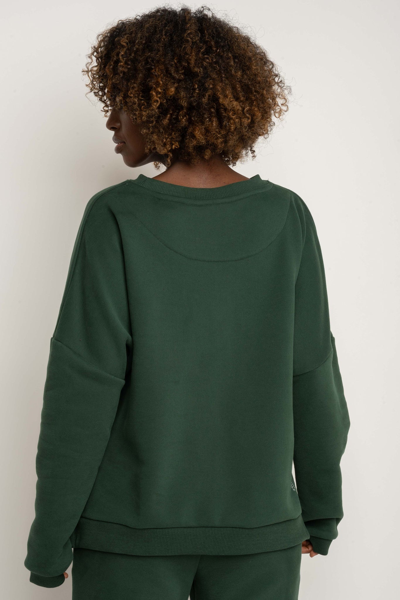 BLUZA O KROJU REGULAR FIT Z DŁUŻSZYM TYŁEM CIEMNOZIELONA - COOK