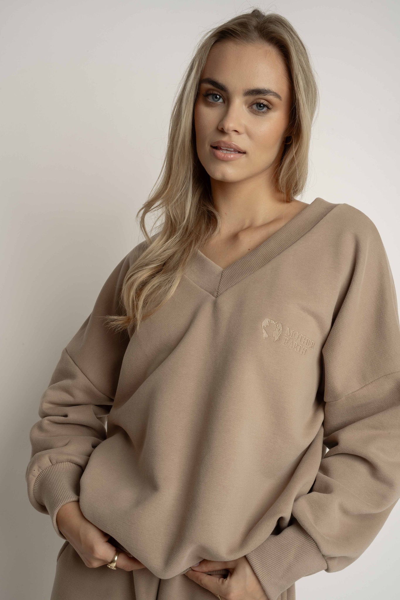 BLUZA Z DEKOLTEM OVERSIZE JASNOBRĄZOWA - BISCOE