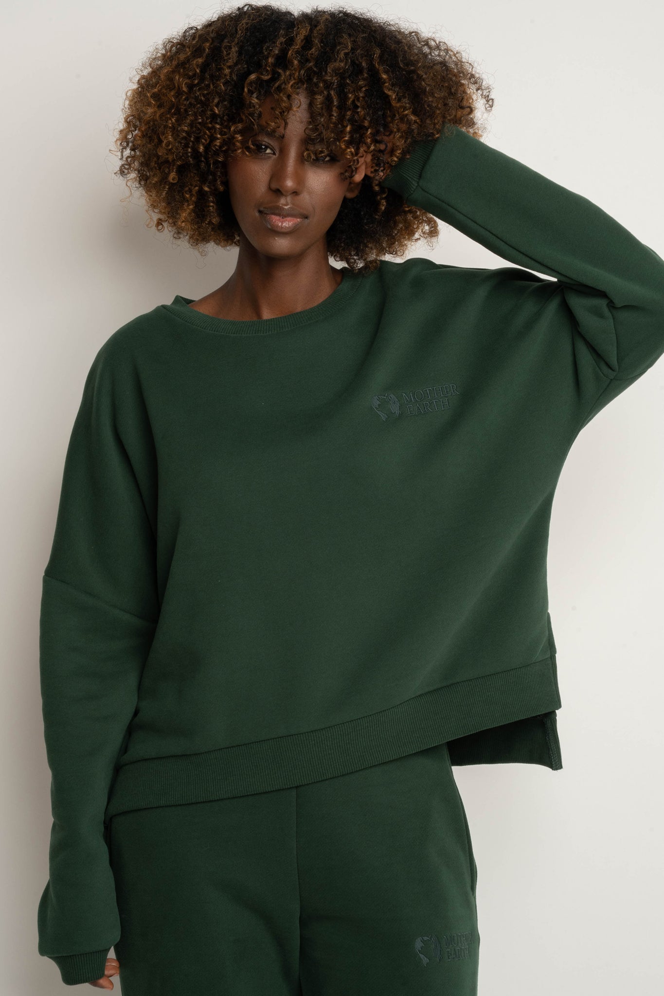 BLUZA O KROJU REGULAR FIT Z DŁUŻSZYM TYŁEM CIEMNOZIELONA - COOK