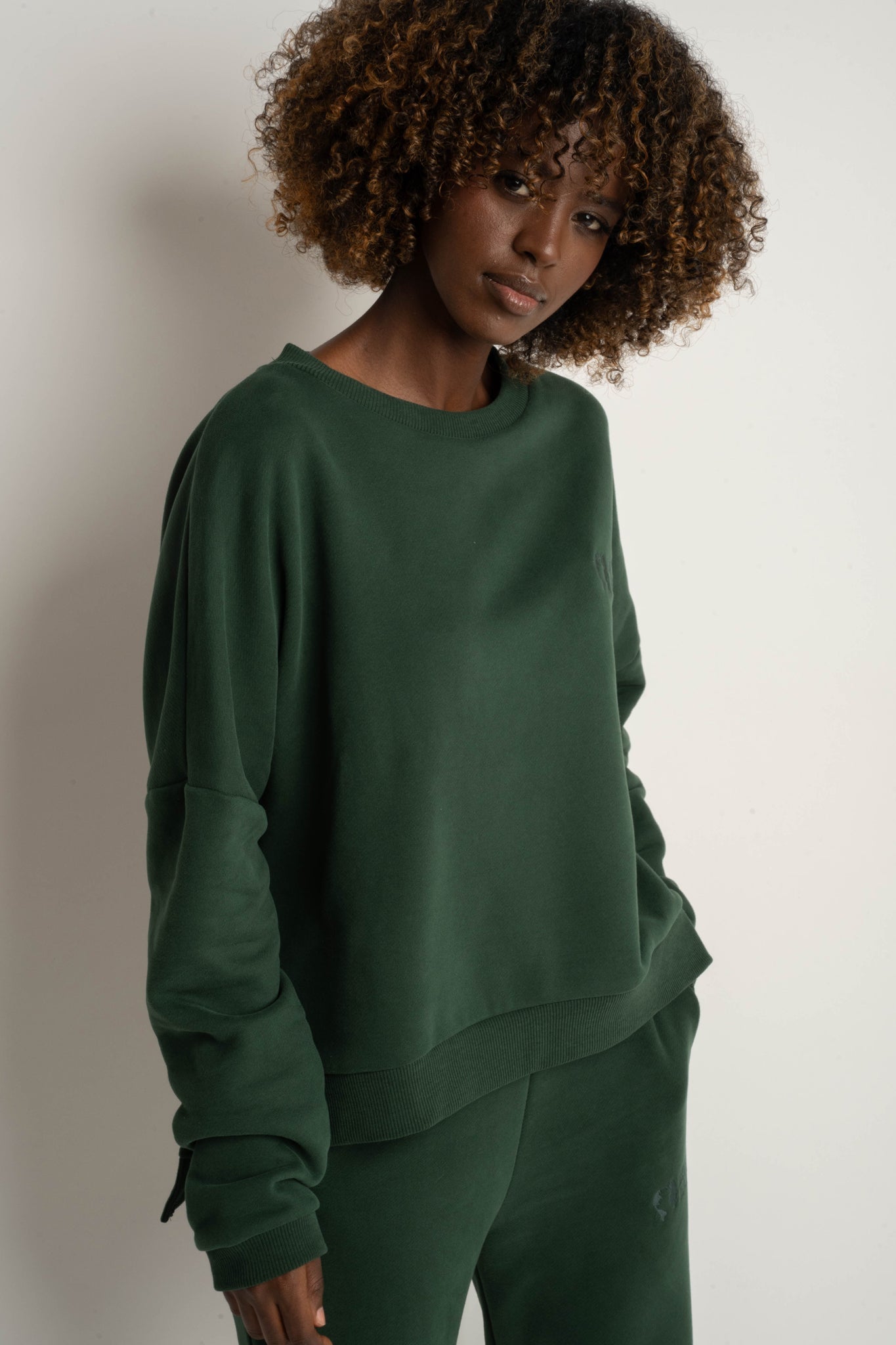 BLUZA O KROJU REGULAR FIT Z DŁUŻSZYM TYŁEM CIEMNOZIELONA - COOK