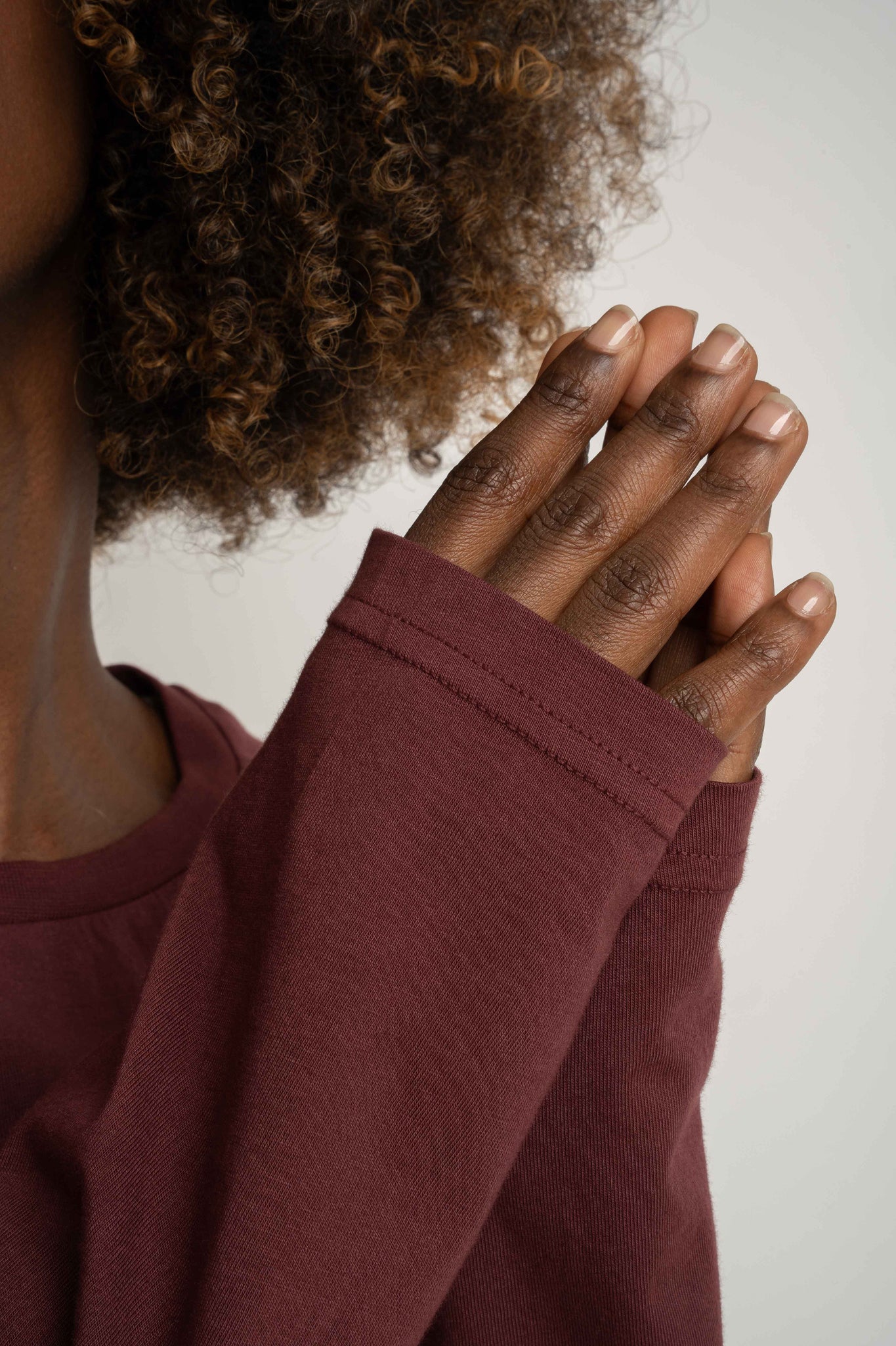 LONGSLEEVE OVERSIZE Z DELIKATNYM EFEKTEM SPRANIA BORDOWY - OBILATU