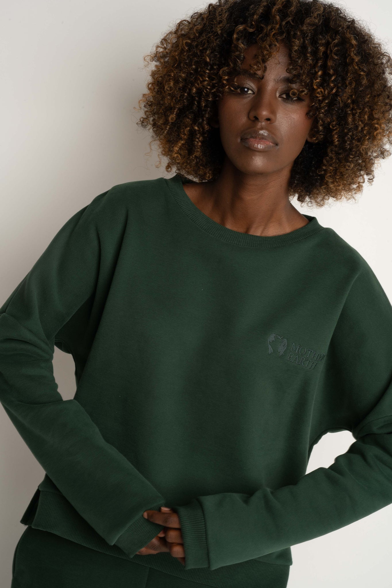 BLUZA O KROJU REGULAR FIT Z DŁUŻSZYM TYŁEM CIEMNOZIELONA - COOK