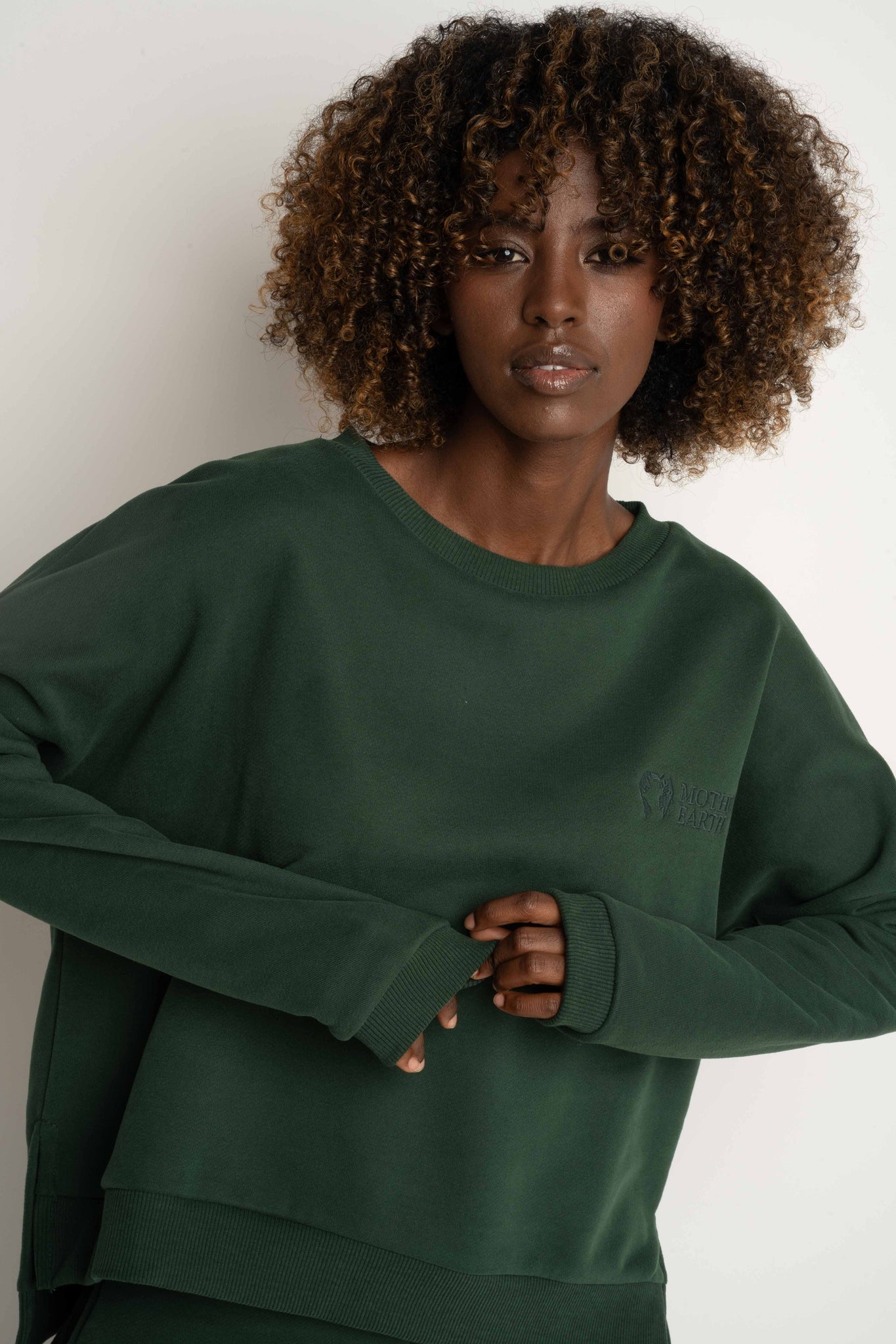 BLUZA O KROJU REGULAR FIT Z DŁUŻSZYM TYŁEM CIEMNOZIELONA - COOK