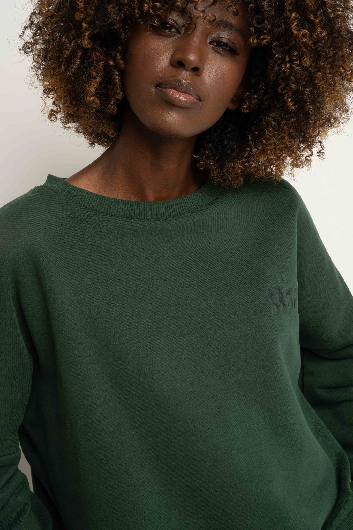 BLUZA O KROJU REGULAR FIT Z DŁUŻSZYM TYŁEM CIEMNOZIELONA - COOK