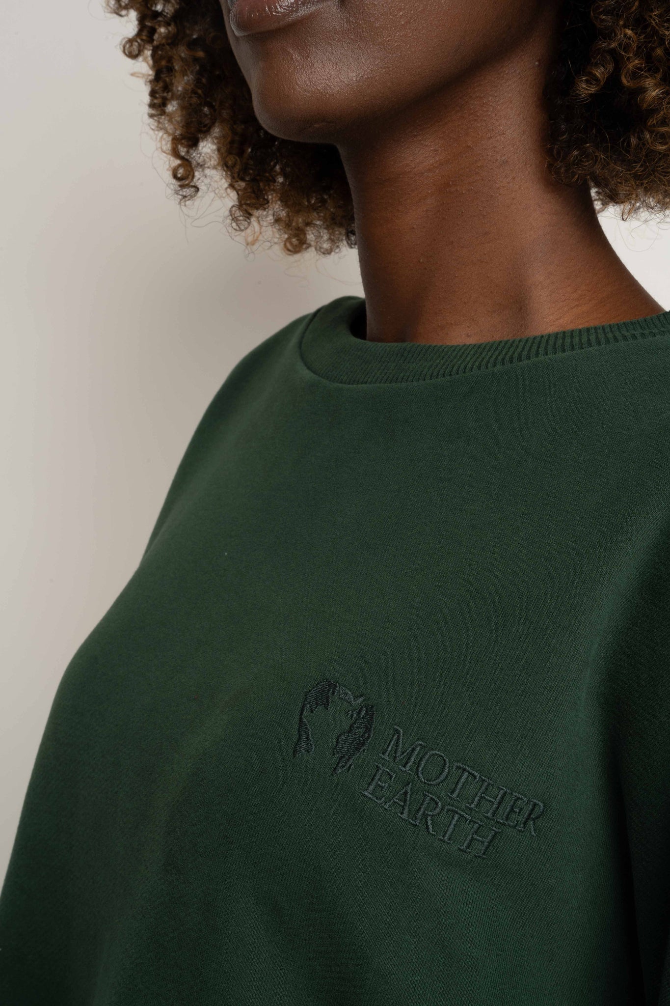 BLUZA O KROJU REGULAR FIT Z DŁUŻSZYM TYŁEM CIEMNOZIELONA - COOK