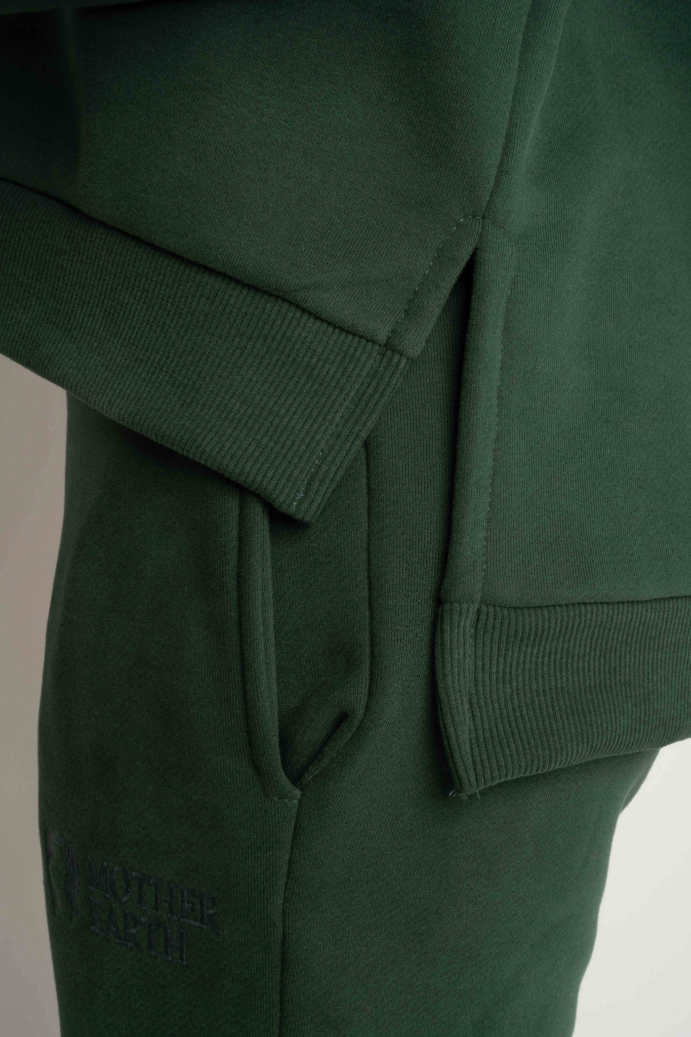 BLUZA O KROJU REGULAR FIT Z DŁUŻSZYM TYŁEM CIEMNOZIELONA - COOK