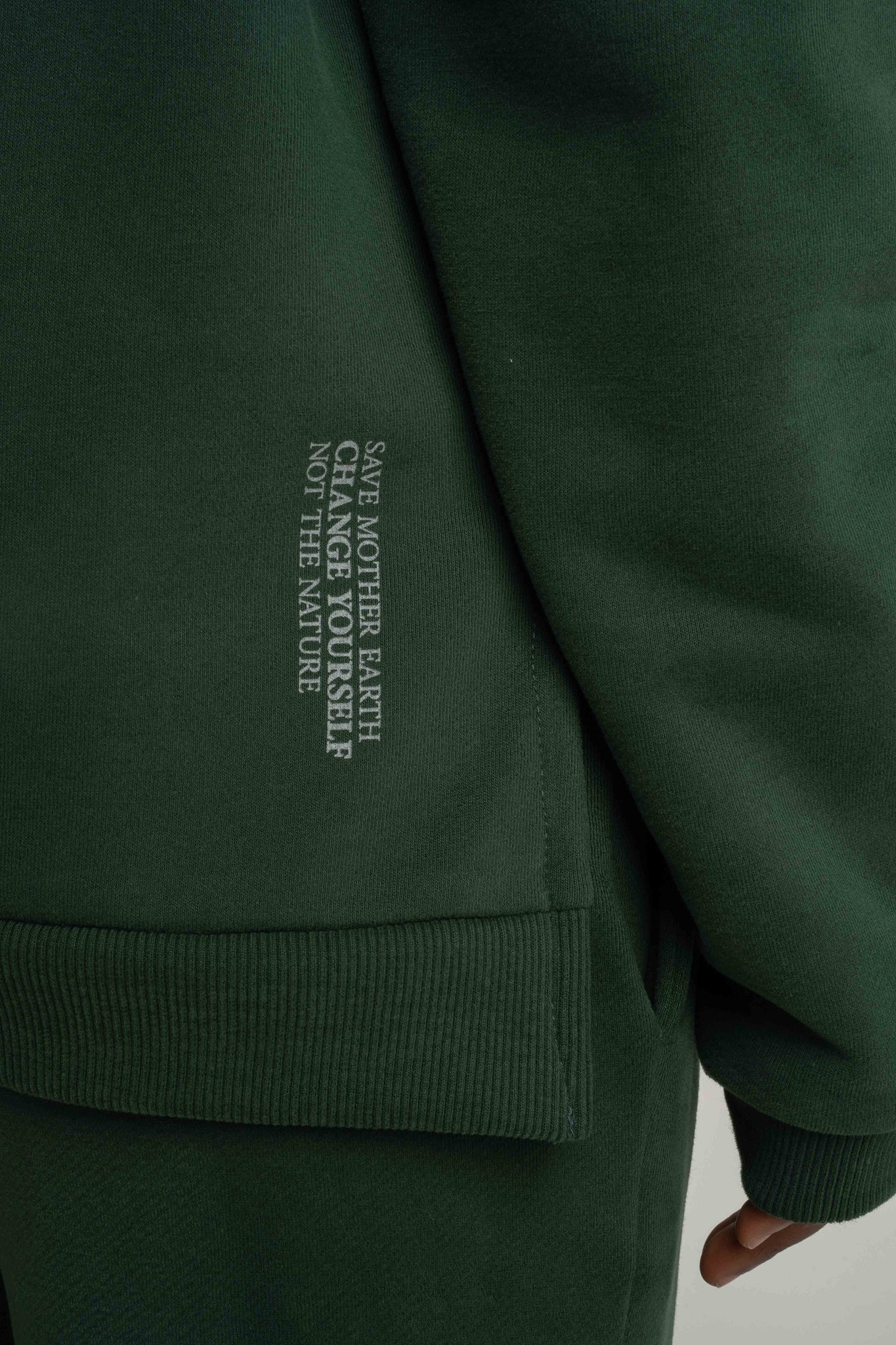 BLUZA O KROJU REGULAR FIT Z DŁUŻSZYM TYŁEM CIEMNOZIELONA - COOK