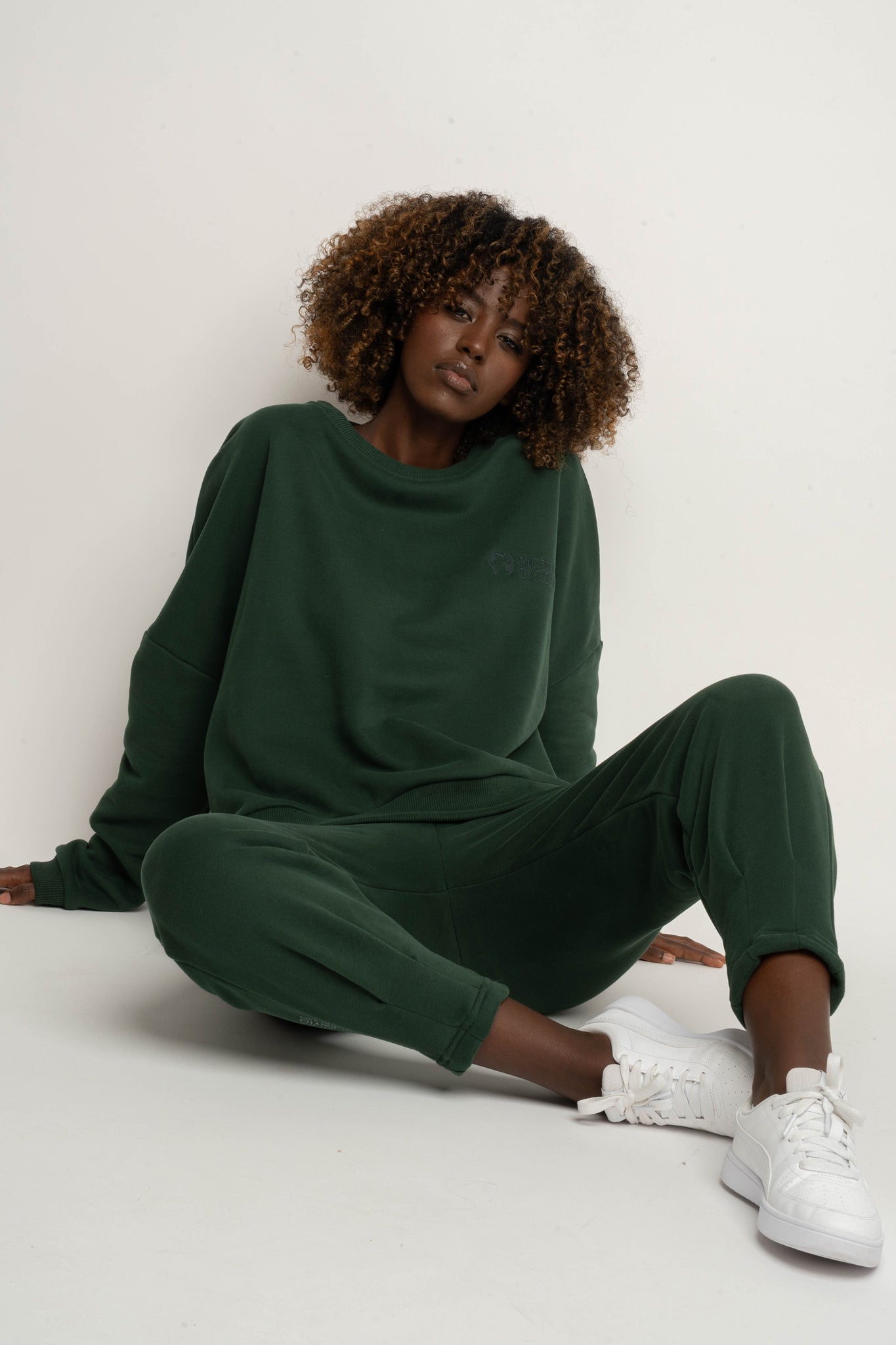 BLUZA O KROJU REGULAR FIT Z DŁUŻSZYM TYŁEM CIEMNOZIELONA - COOK