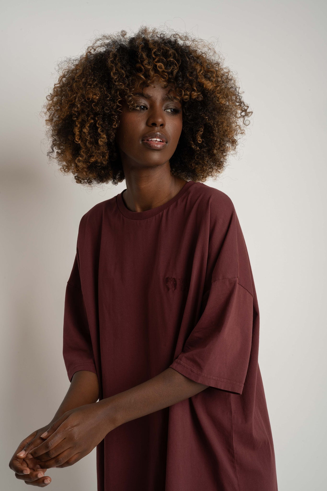 T-SHIRT OVERSIZE Z DELIKATNYM EFEKTEM SPRANIA BORDOWY - KOMODO