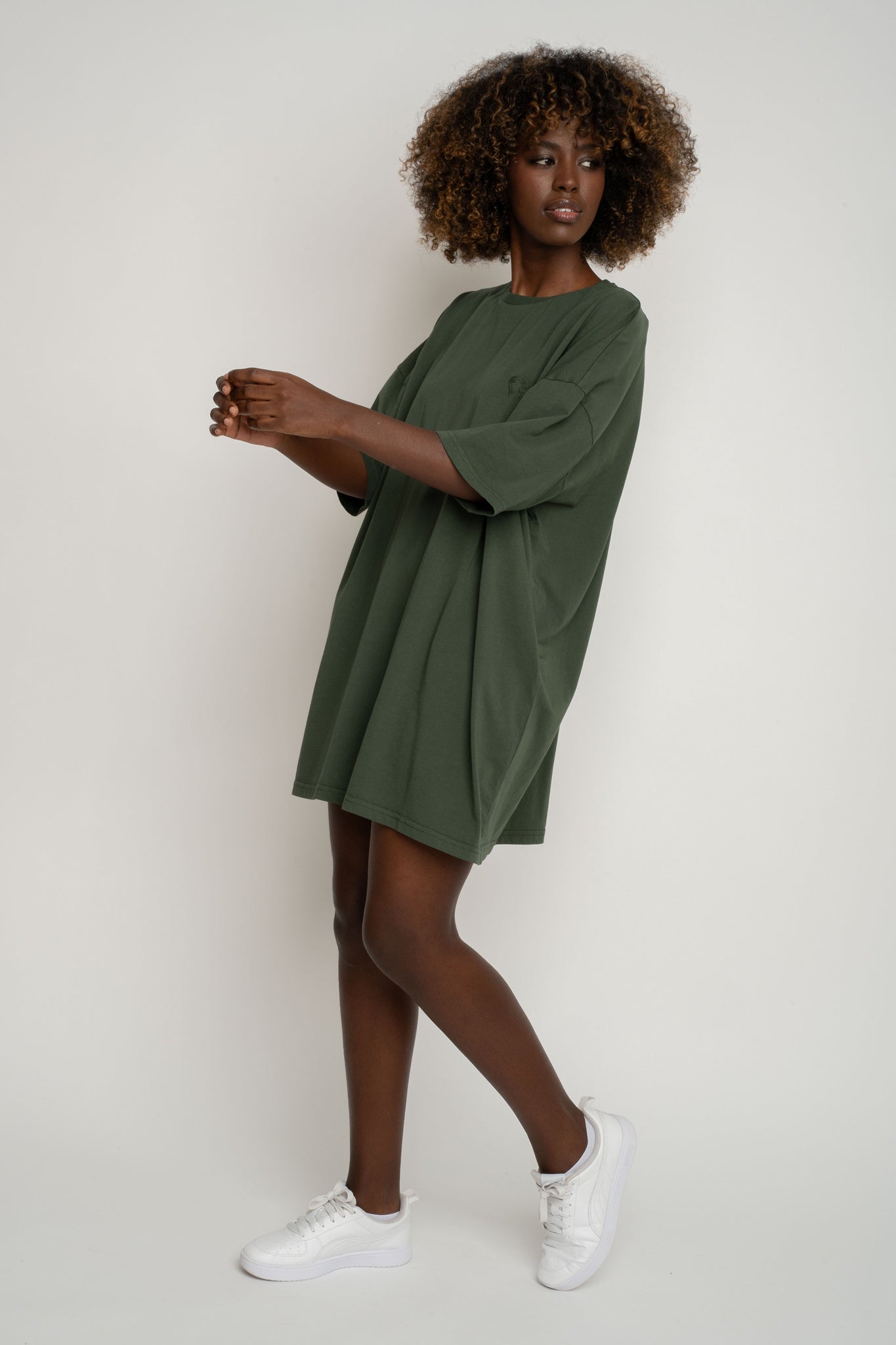 T-SHIRT OVERSIZE Z DELIKATNYM EFEKTEM SPRANIA ZIELONY - KOMODO