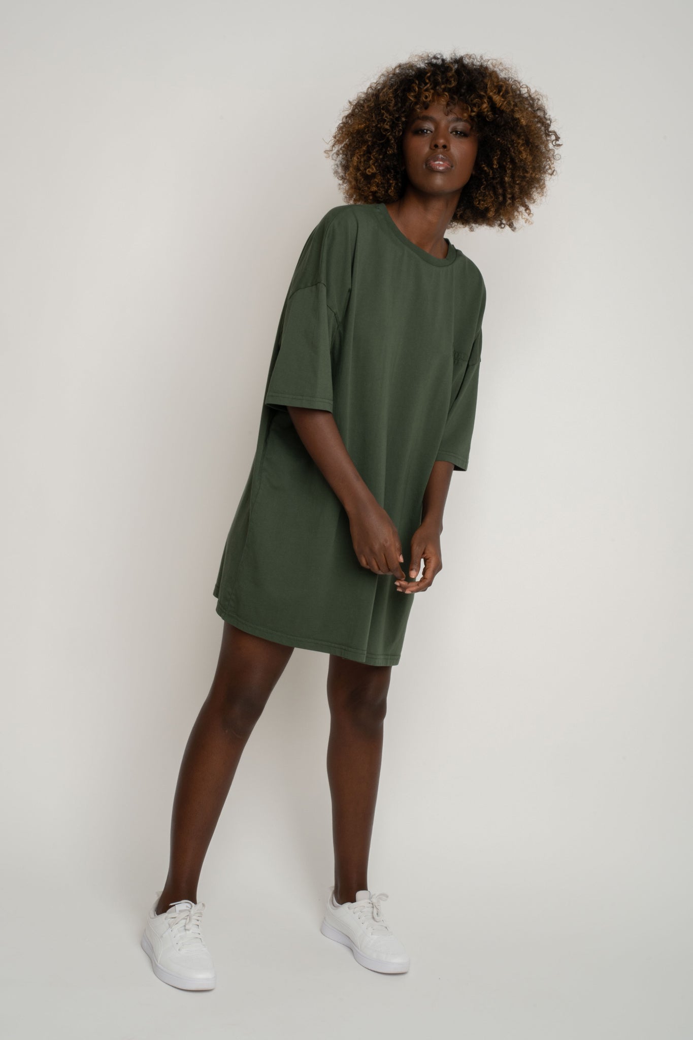 T-SHIRT OVERSIZE Z DELIKATNYM EFEKTEM SPRANIA ZIELONY - KOMODO