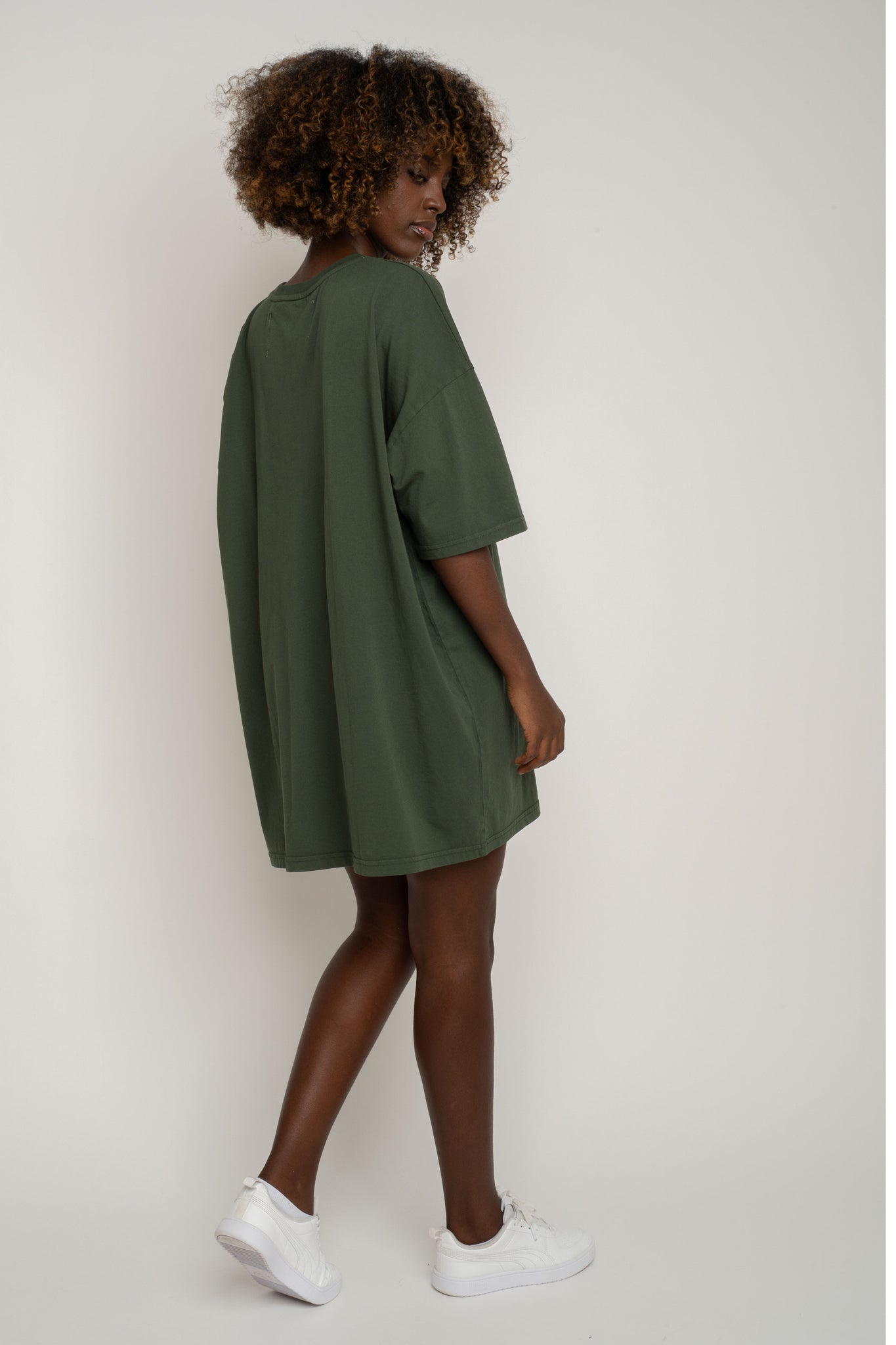 T-SHIRT OVERSIZE Z DELIKATNYM EFEKTEM SPRANIA ZIELONY - KOMODO