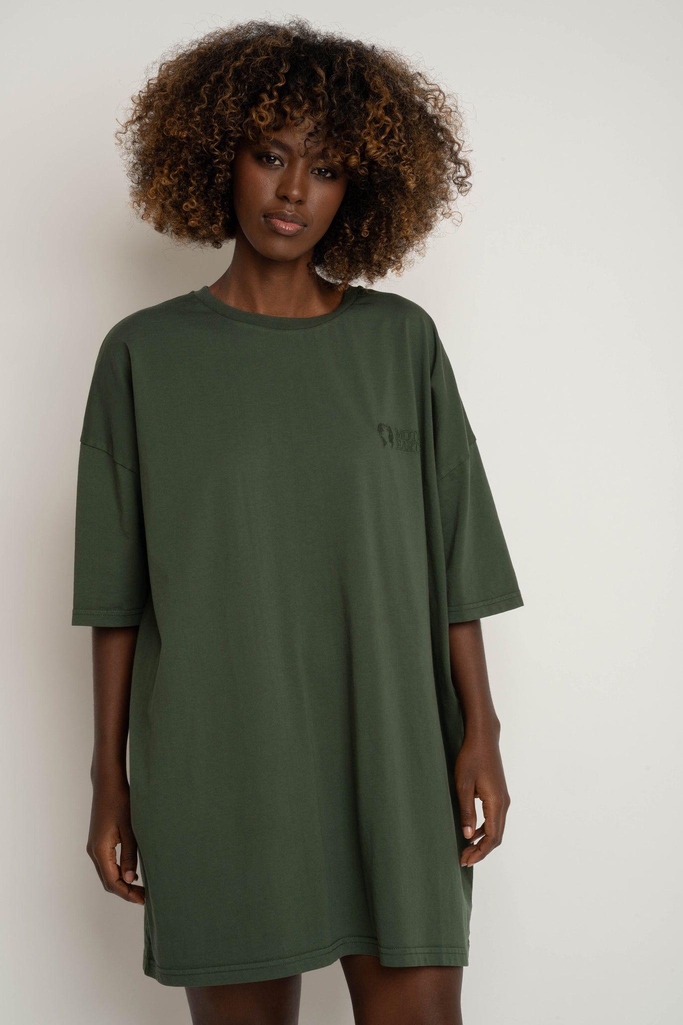 T-SHIRT OVERSIZE Z DELIKATNYM EFEKTEM SPRANIA ZIELONY - KOMODO