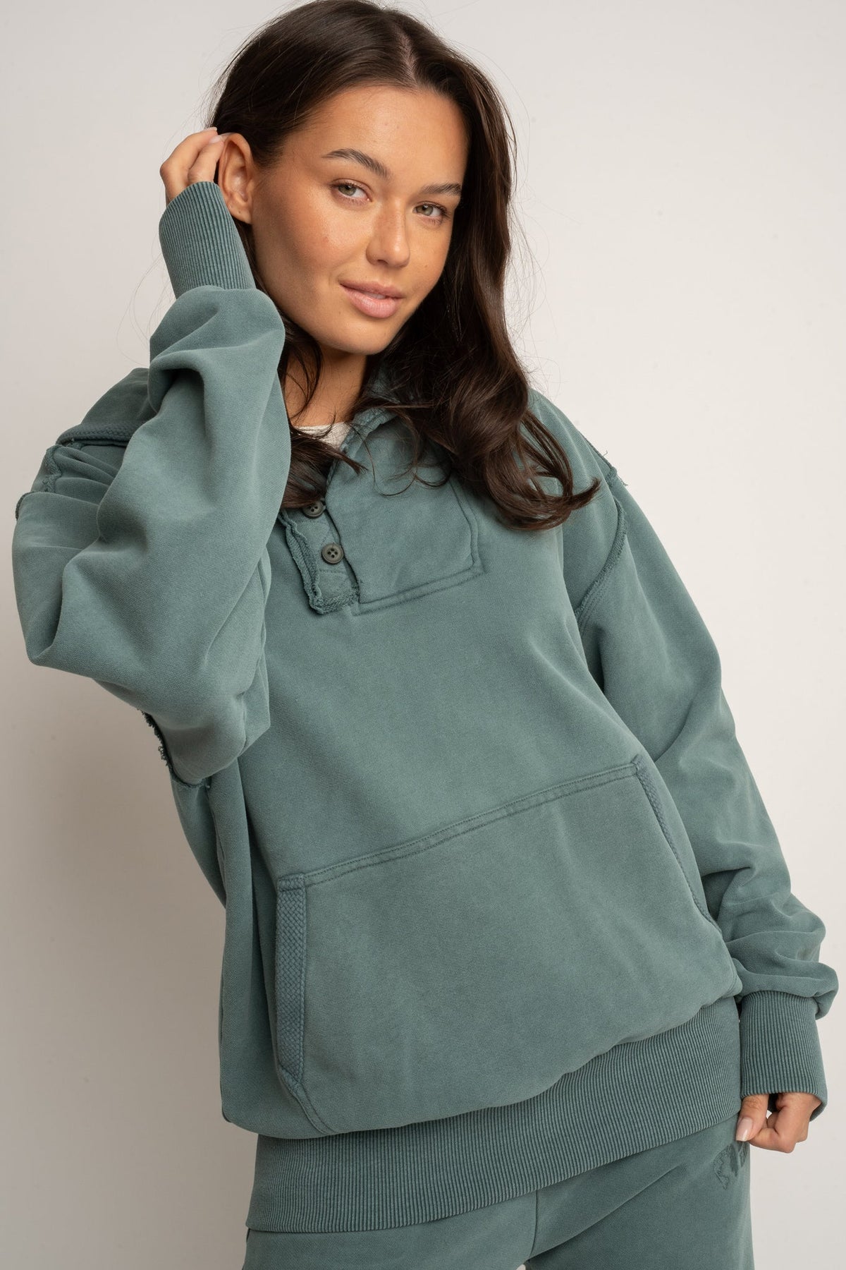 BLUZA Z EFEKTEM WASHED ZIELONA - KUOPIO