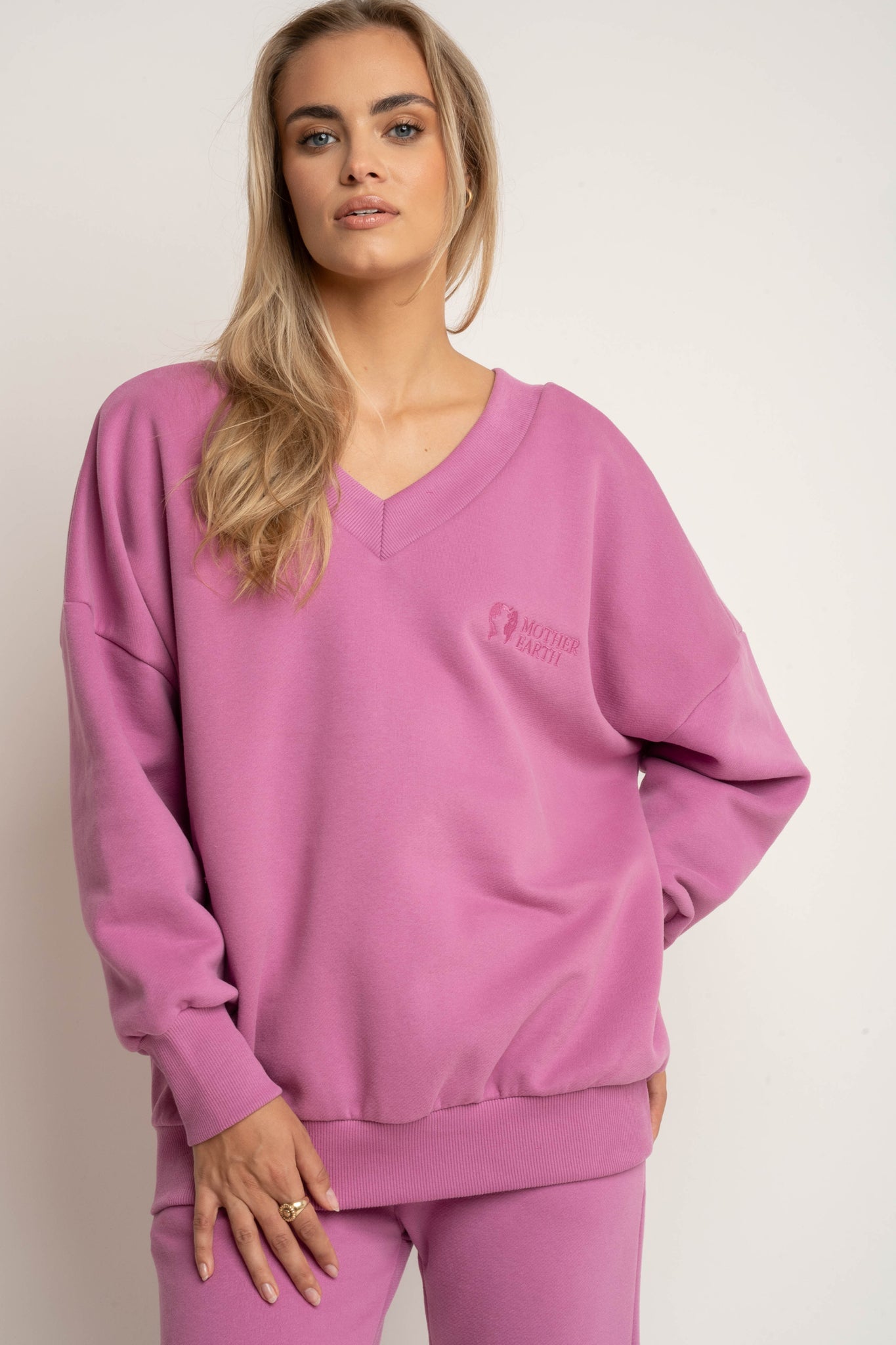 BLUZA Z DEKOLTEM OVERSIZE CUKIERKOWY RÓŻ - BISCOE