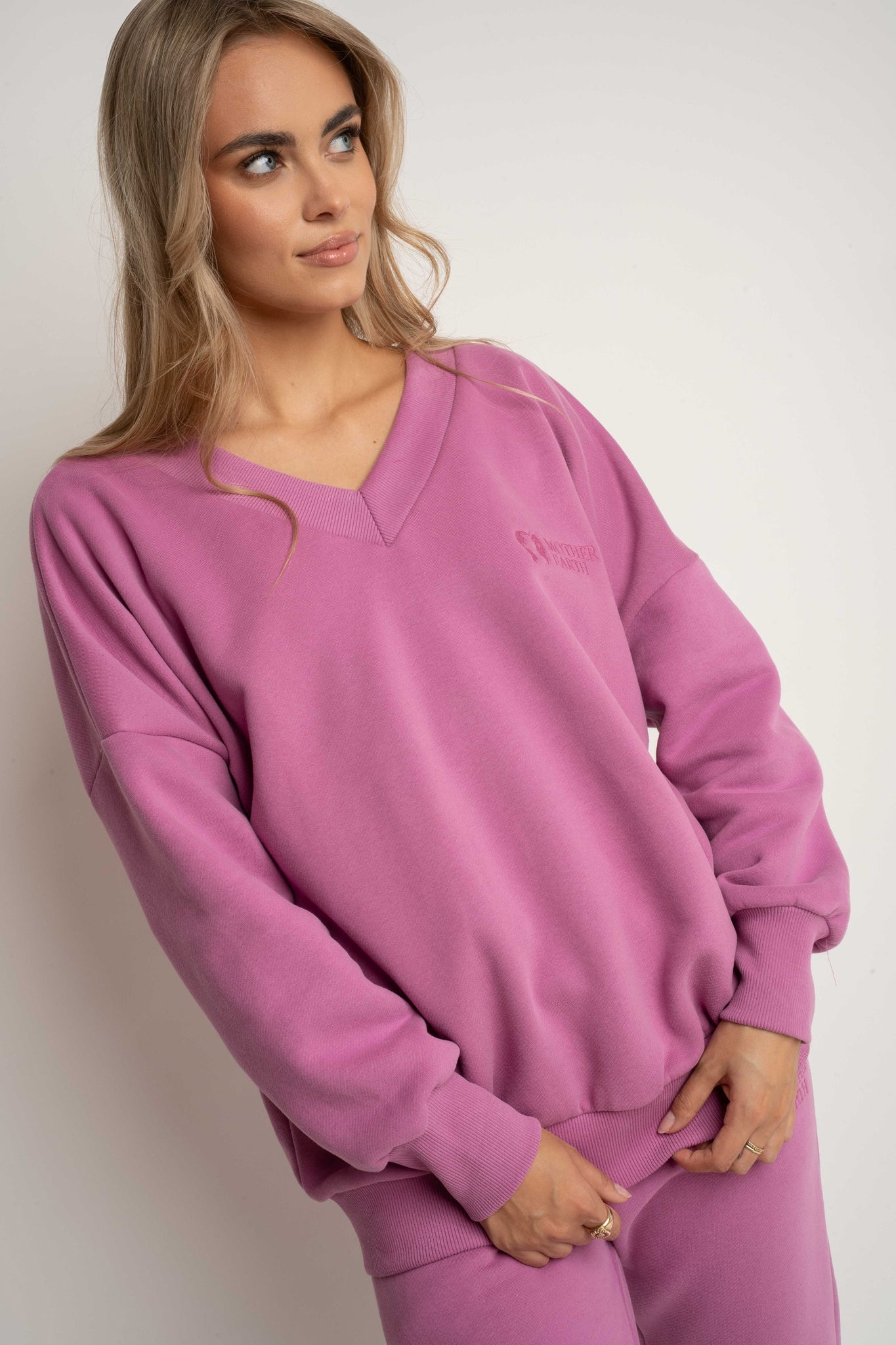 BLUZA Z DEKOLTEM OVERSIZE CUKIERKOWY RÓŻ - BISCOE