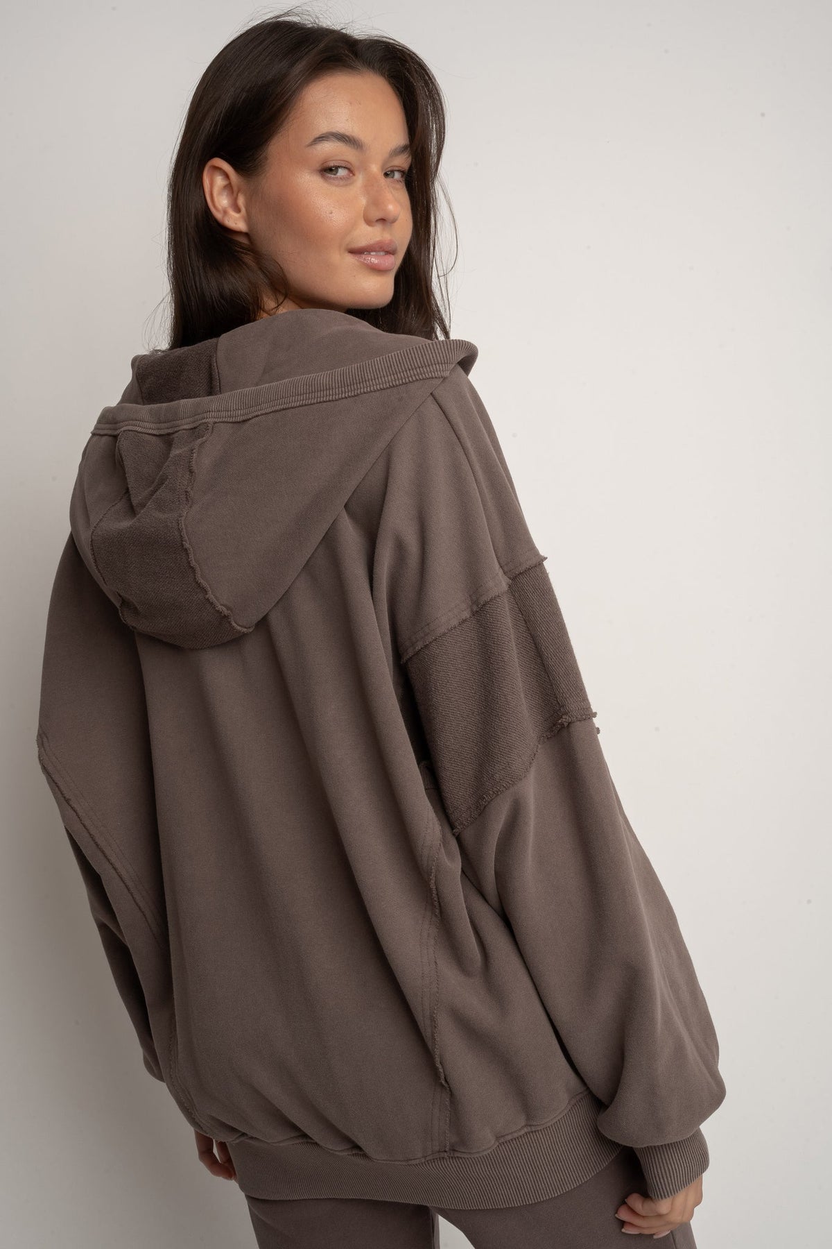 BLUZA OVERSIZE Z KAPTUREM Z EFEKTEM WASHED CIEMNOBRĄZOWA - TRONDHEIM