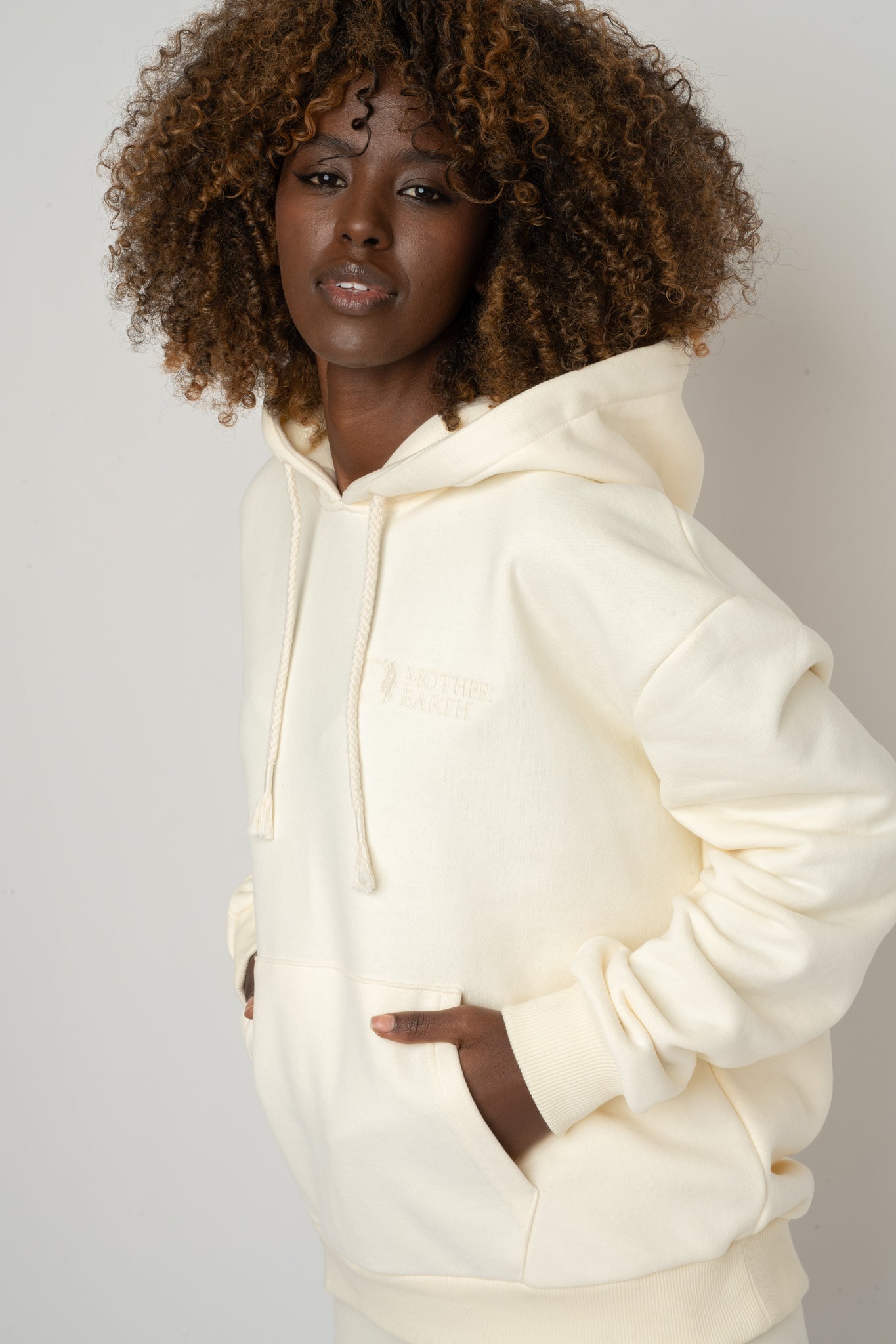 BLUZA Z KAPTUREM ECRU - MOHELI
