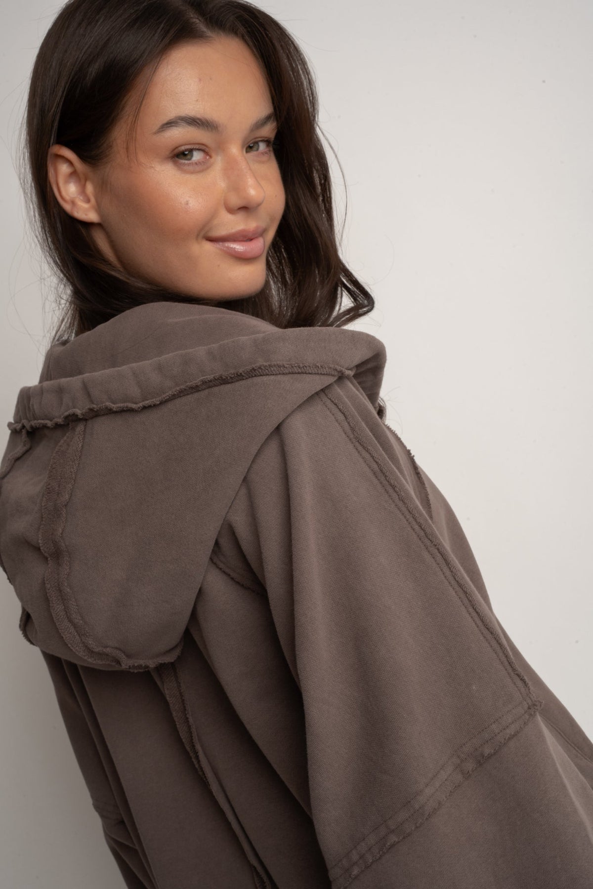 ROZPINANA BLUZA Z KAPTUREM Z EFEKTEM WASHED CIEMNOBRĄZOWA - NARVIK