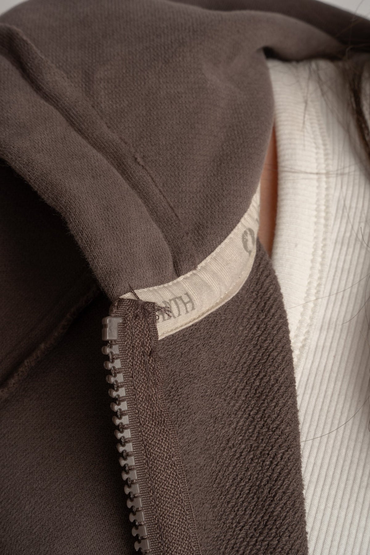 ROZPINANA BLUZA Z KAPTUREM Z EFEKTEM WASHED CIEMNOBRĄZOWA - NARVIK