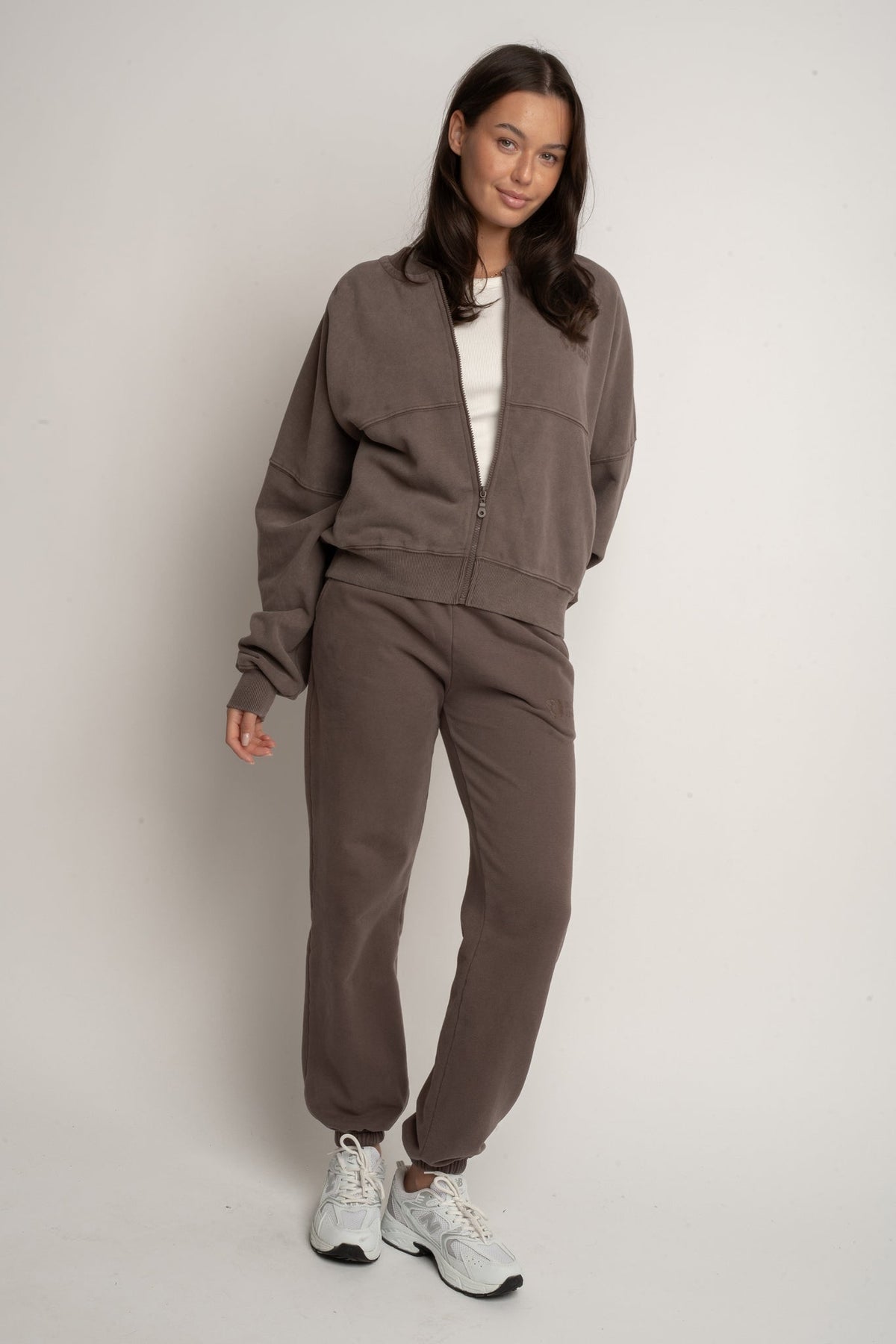 BLUZA BASEBALLÓWKA Z EFEKTEM WASHED CIEMNOBRĄZOWA - ALESUND