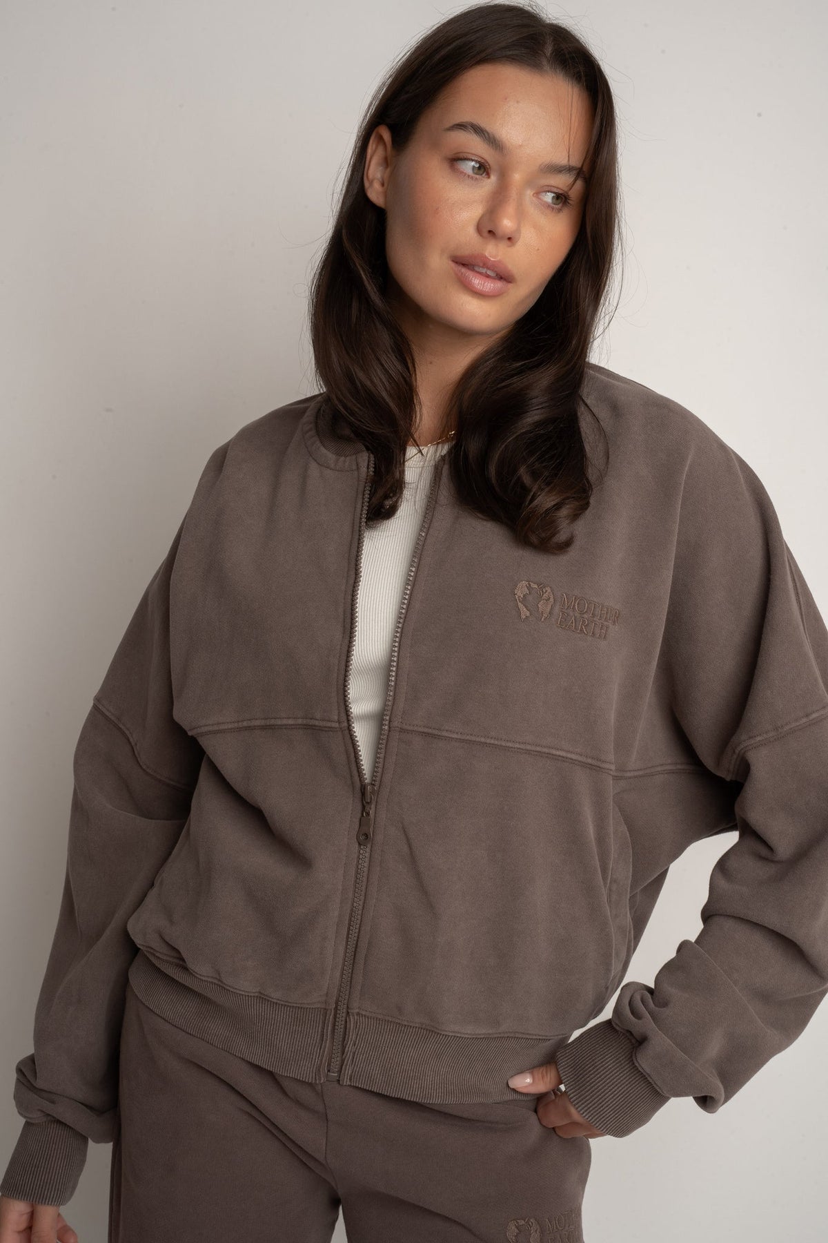 BLUZA BASEBALLÓWKA Z EFEKTEM WASHED CIEMNOBRĄZOWA - ALESUND