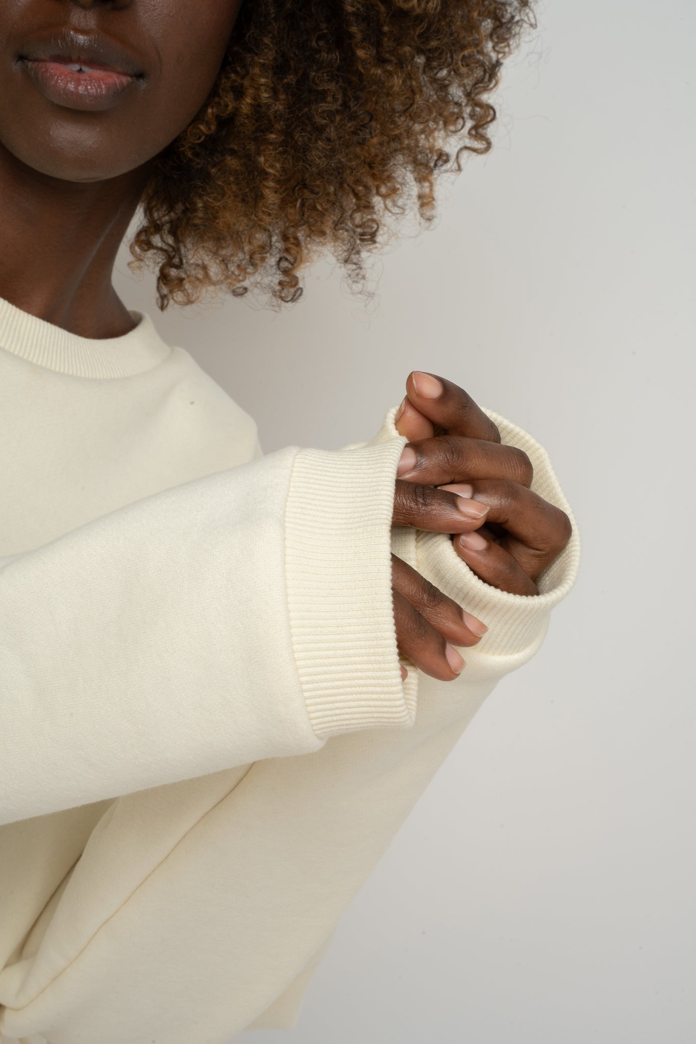 BLUZA O KROJU REGULAR FIT Z DŁUŻSZYM TYŁEM ECRU- COOK