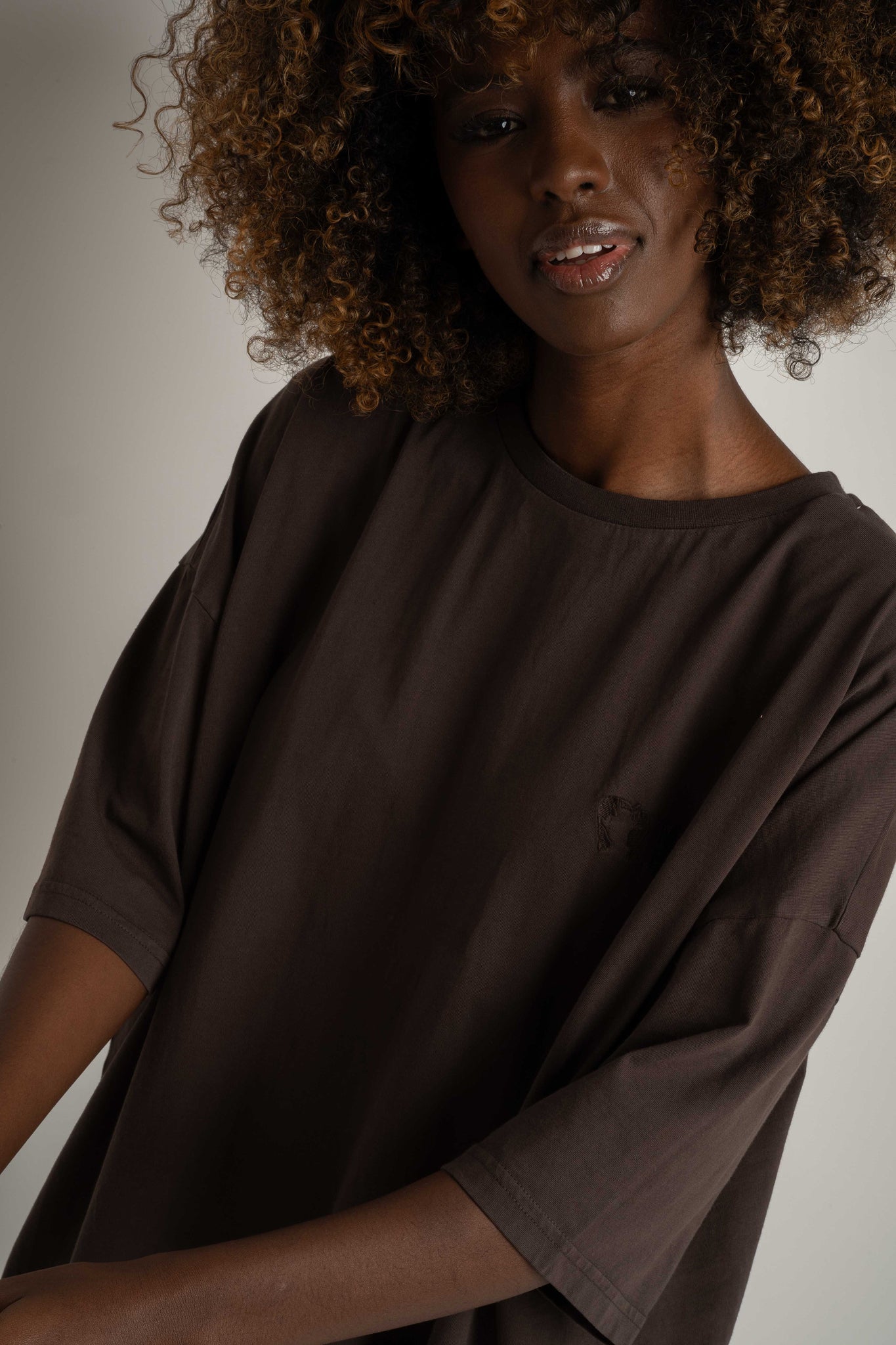 T-SHIRT OVERSIZE Z DELIKATNYM EFEKTEM SPRANIA CIEMNOBRĄZOWY - KOMODO