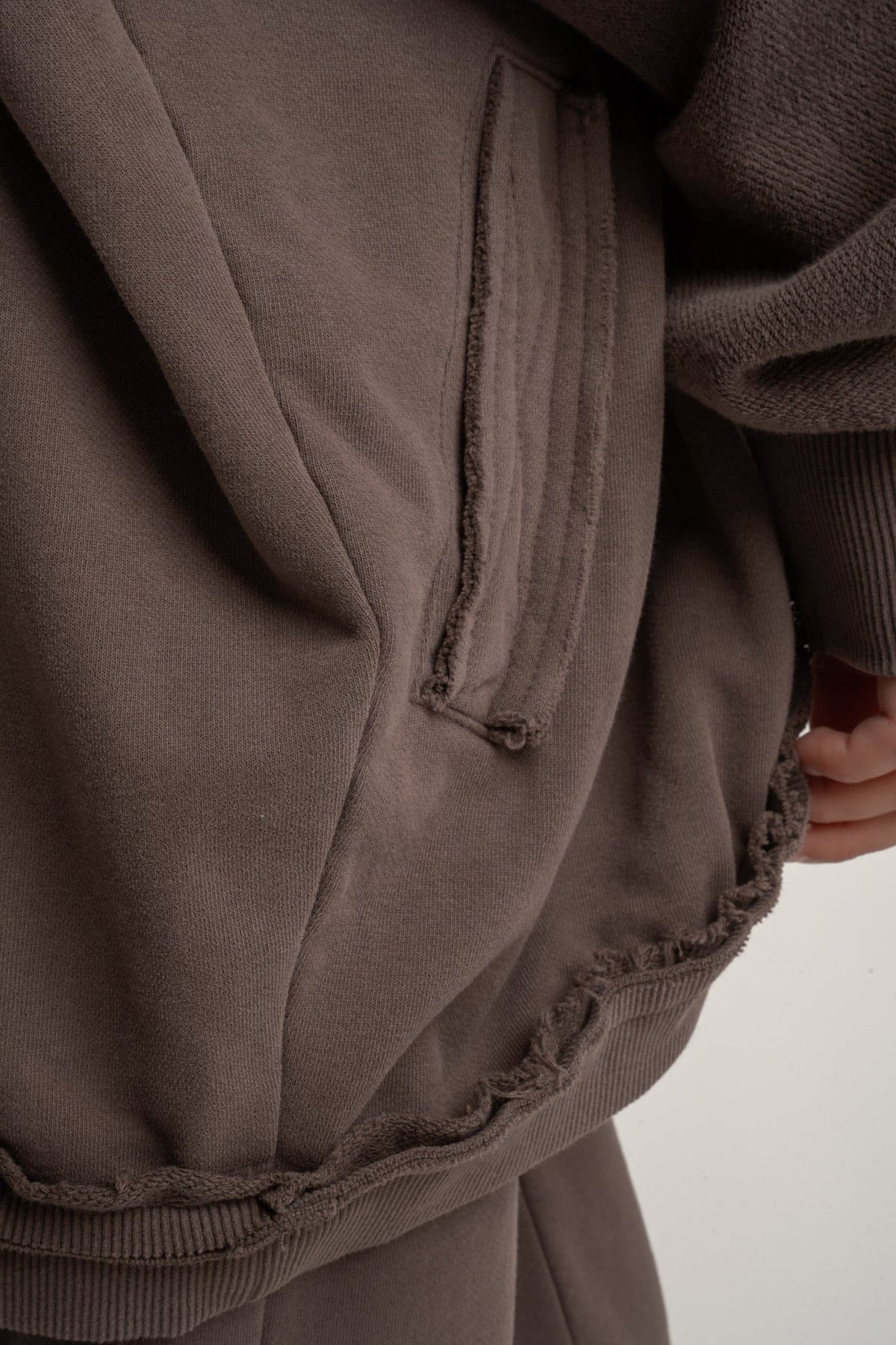 BLUZA Z EFEKTEM WASHED CIEMNOBRĄZOWA - LUND