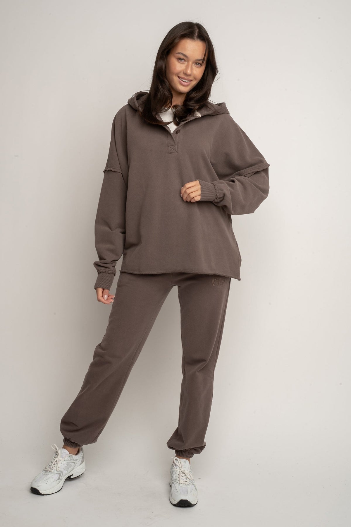 BLUZA OVERSIZE Z KAPTUREM Z EFEKTEM WASHED CIEMNOBRĄZOWA - LIMFJORD