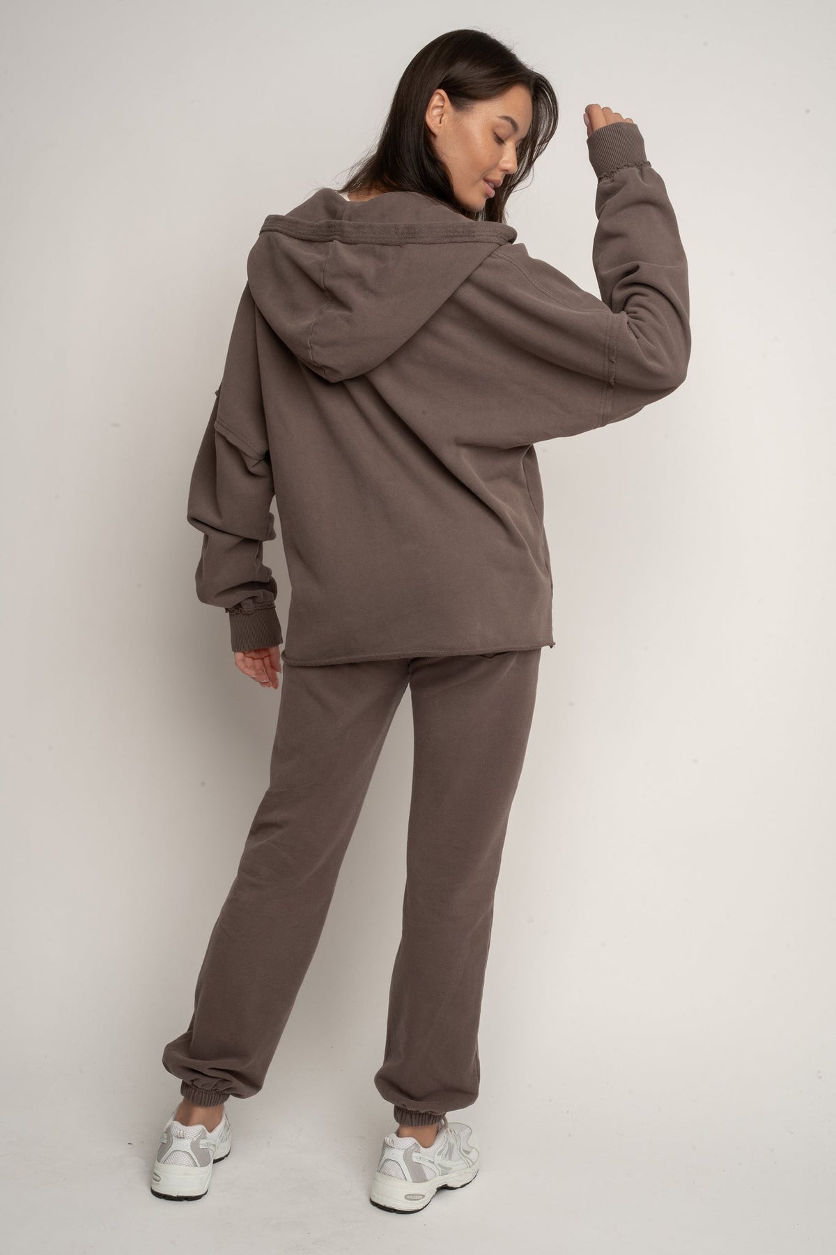 BLUZA OVERSIZE Z KAPTUREM Z EFEKTEM WASHED CIEMNOBRĄZOWA - LIMFJORD